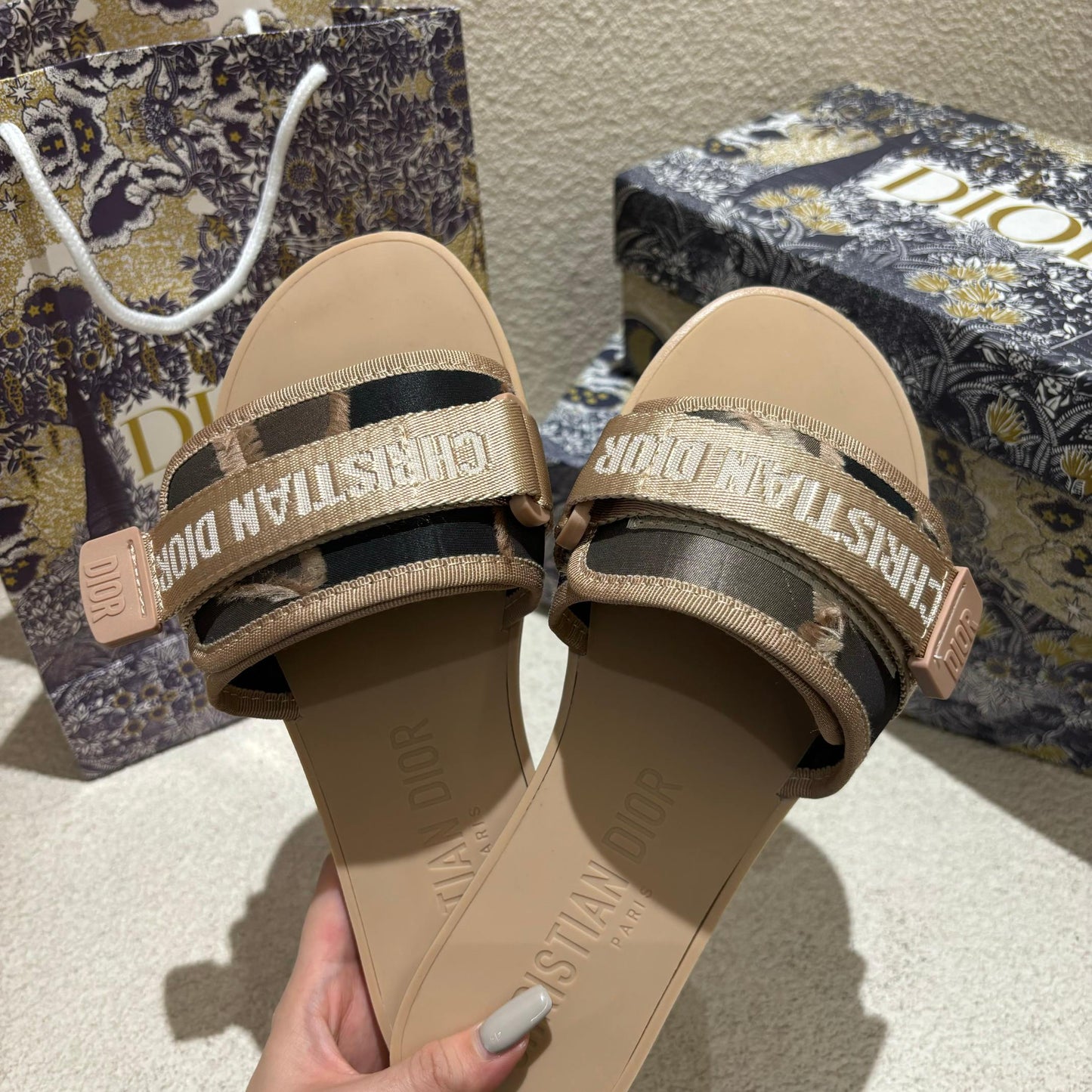 14D17ZDE Stylish slippers
