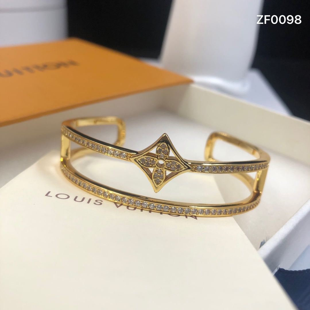 1YE348KDE Stylish Bracelets