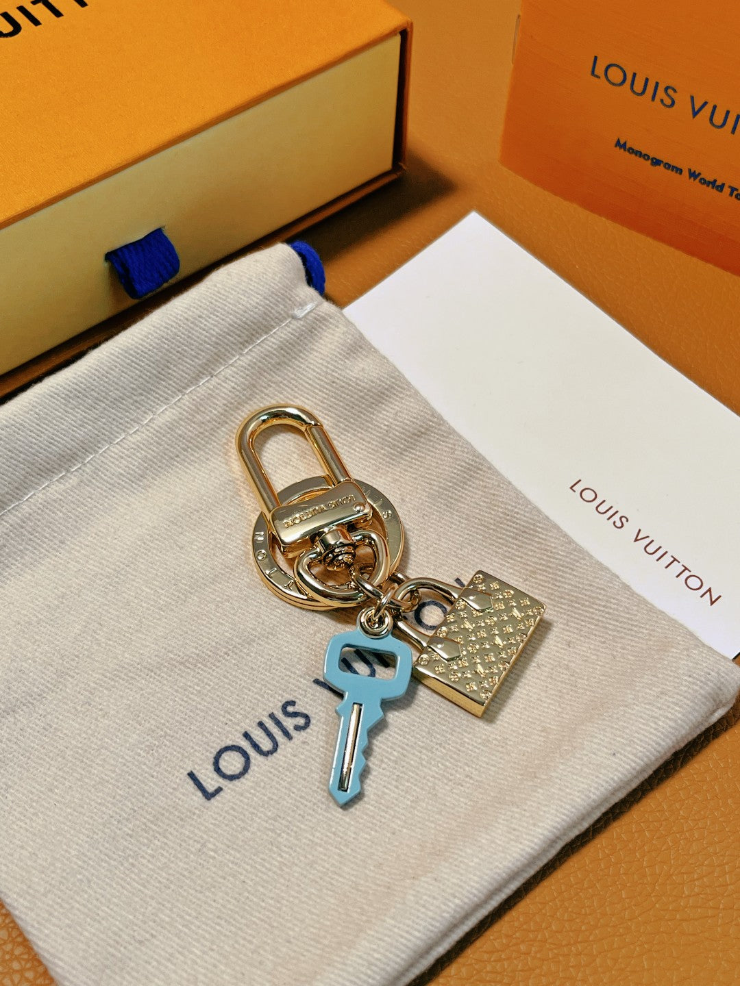 14E43ADE Stylish key closure