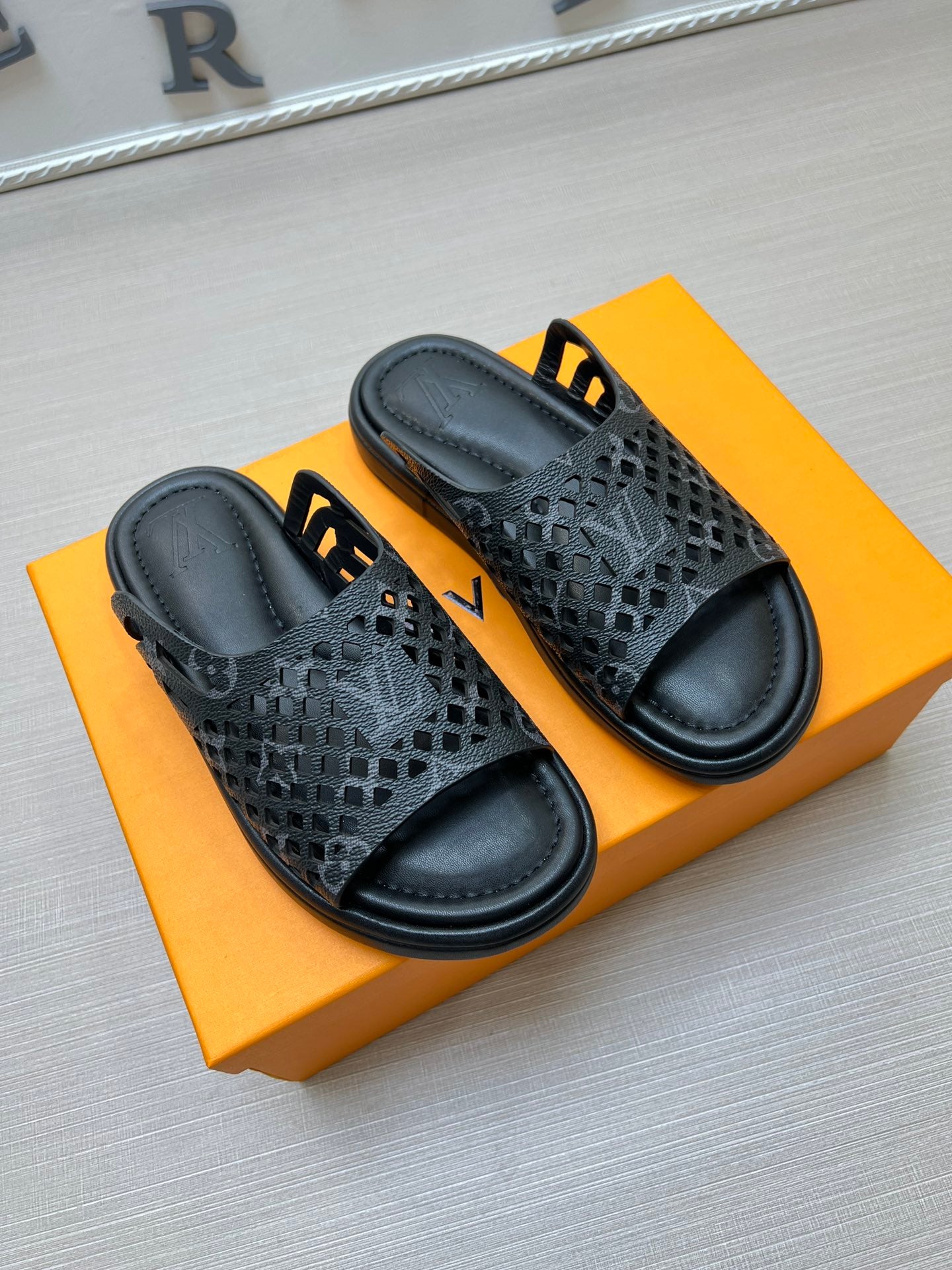 54E83ZDE Stylish slippers