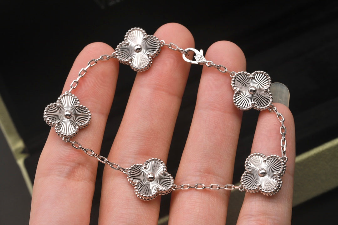 5XVA180KDE Stylish bracelets 5 flowers normal size1.5cm flower