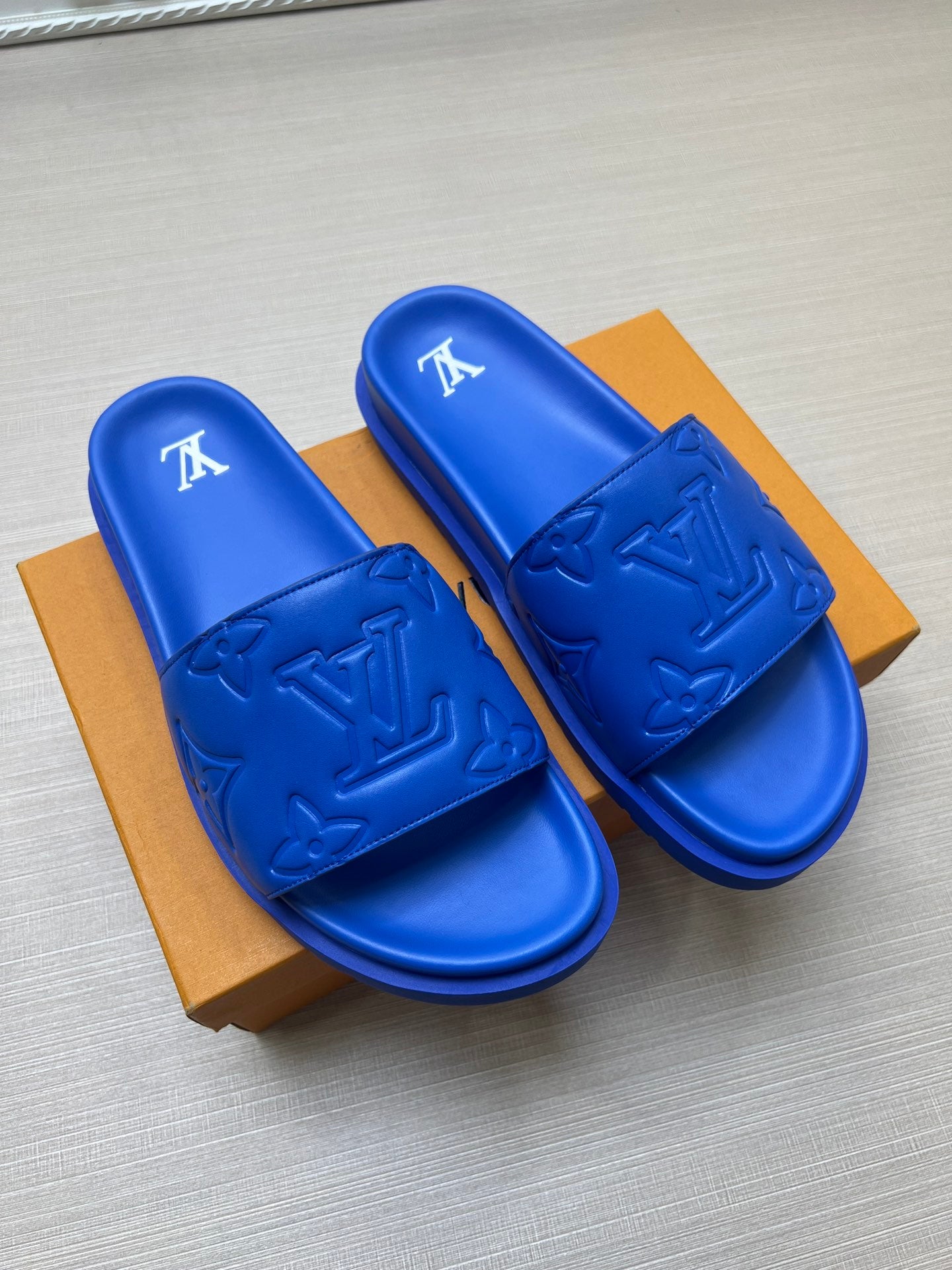 54E3ZDE Stylish slippers