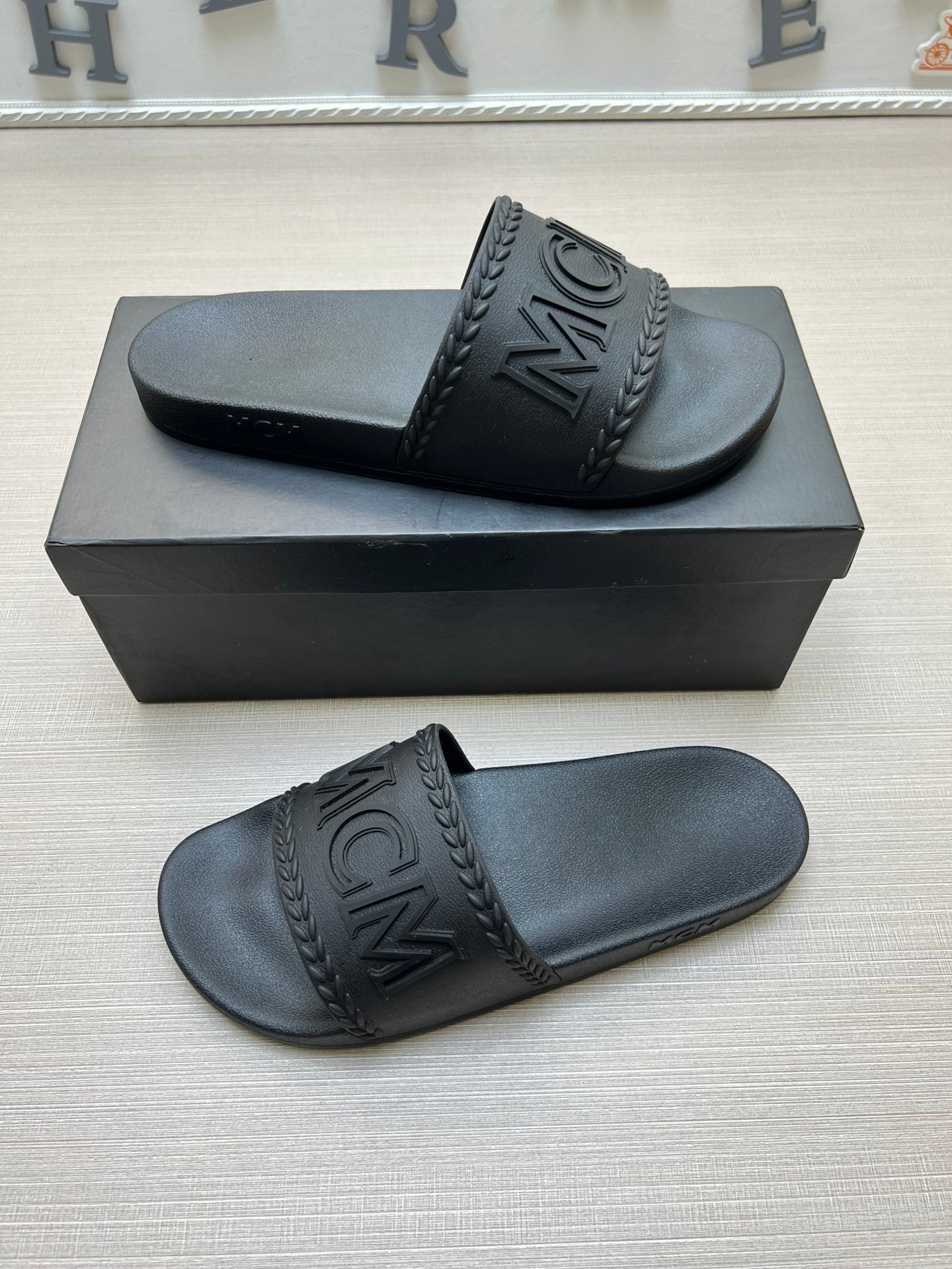 54M42ZDE Stylish slippers