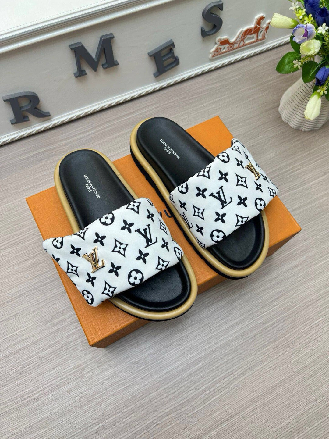 5QE10ZDE Stylish Slippers