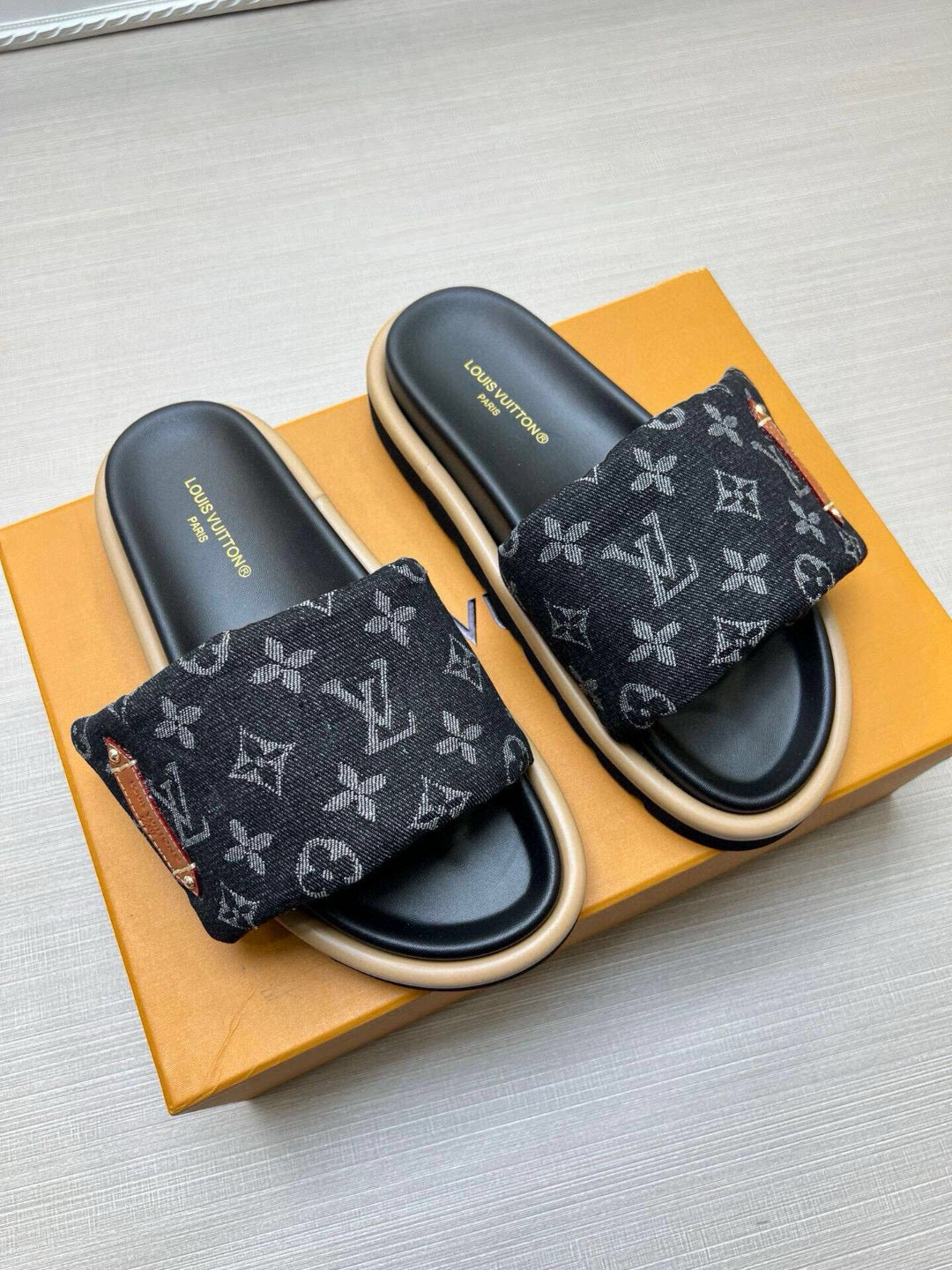 5QE8ZDE Stylish Slippers