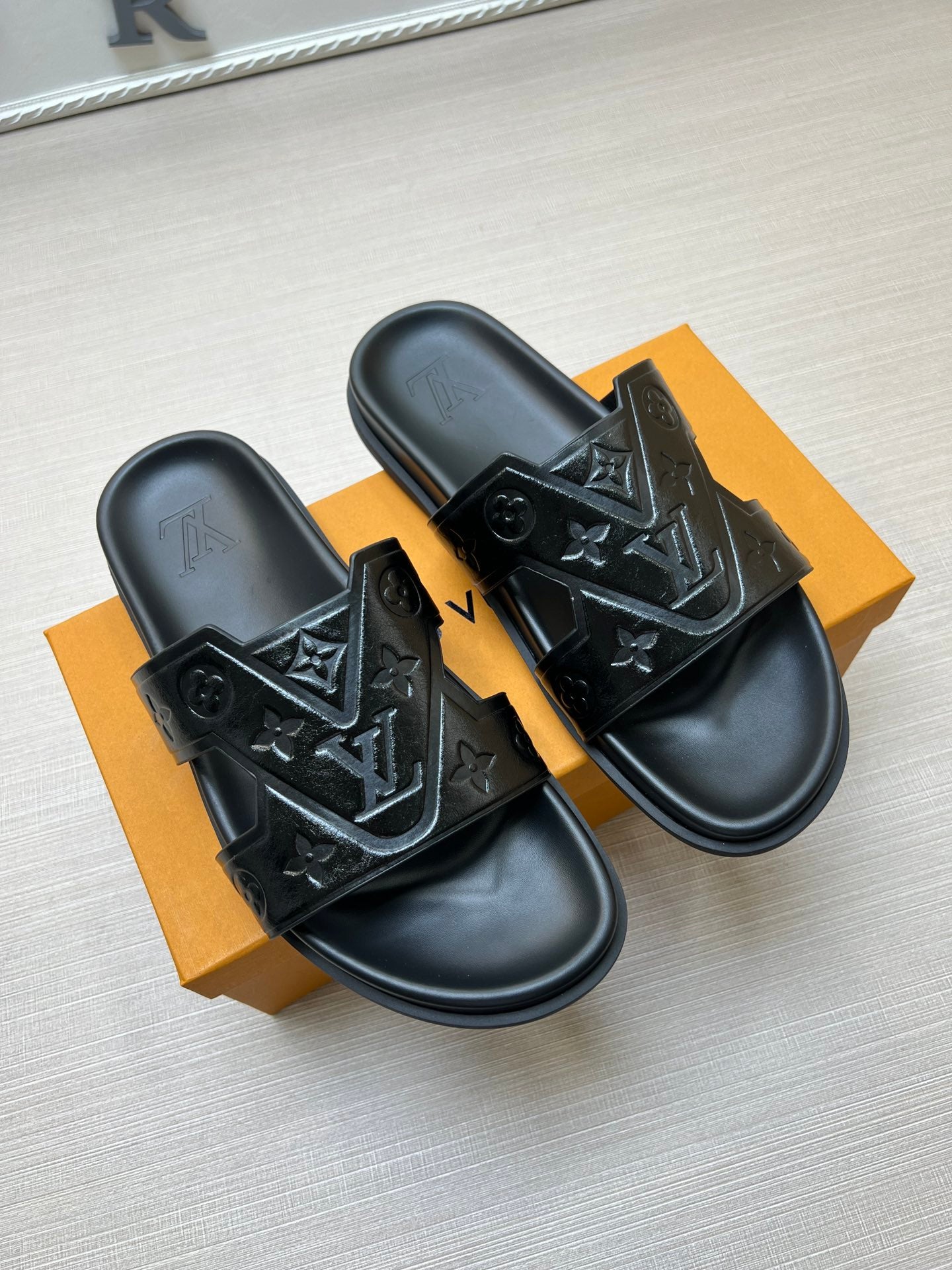 54E67ZDE Stylish slippers