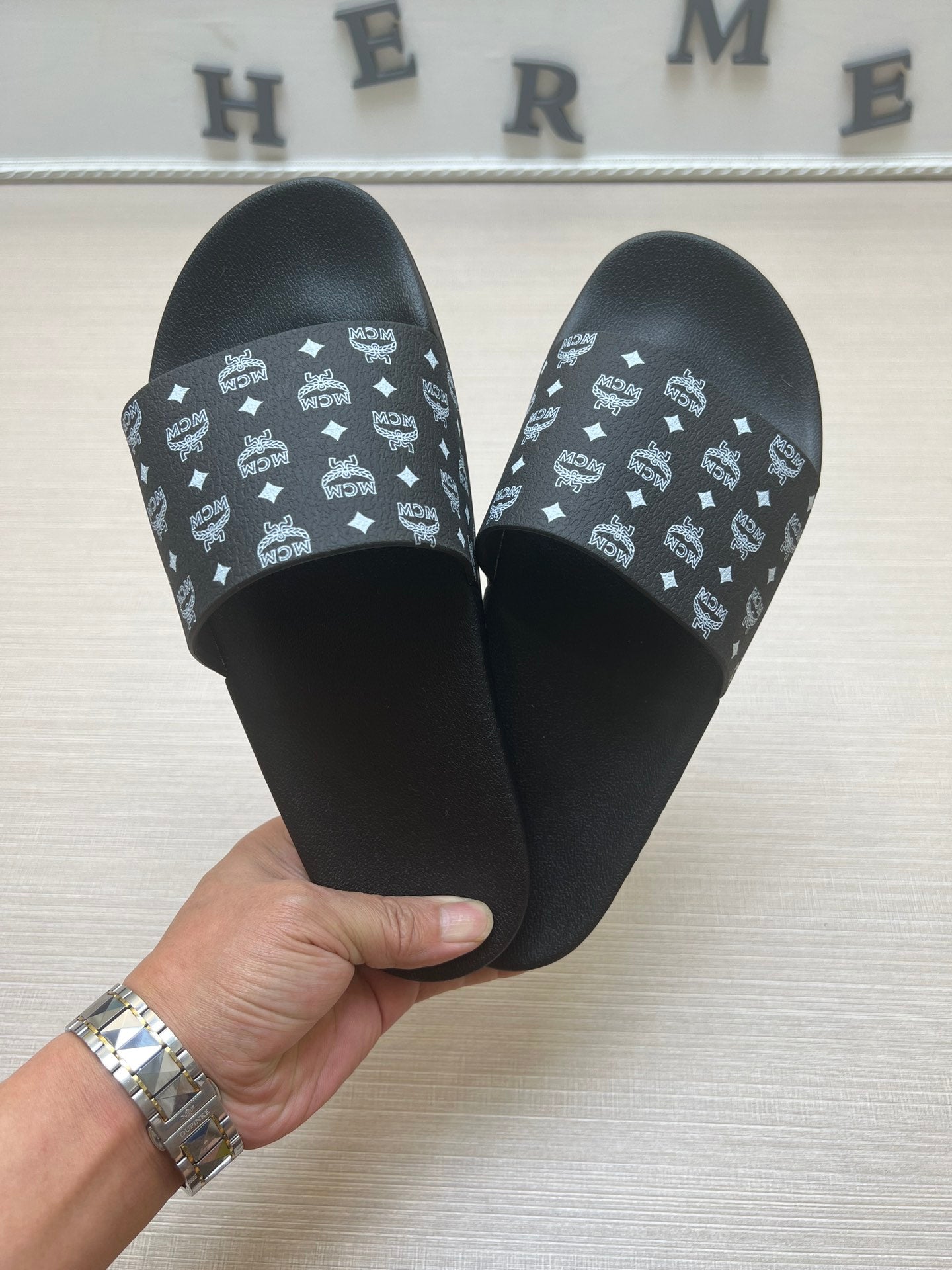 54M46ZDE Stylish slippers