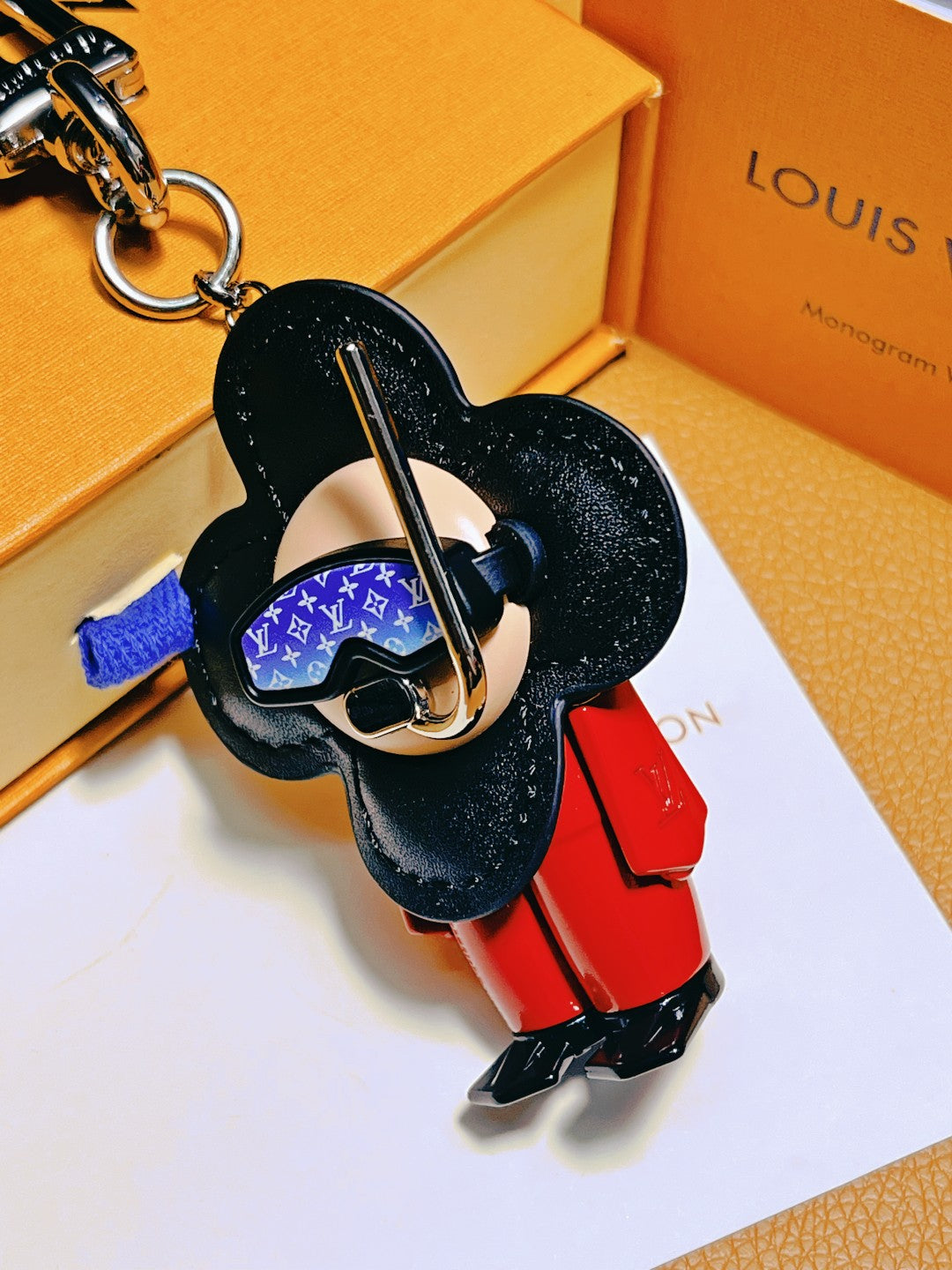 14E32ADE Stylish key closure