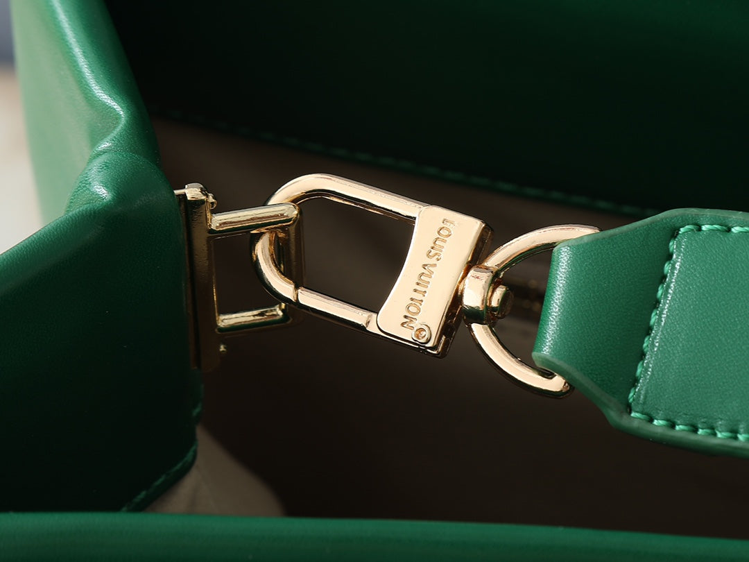 15XE9BDE Stylish leather bag