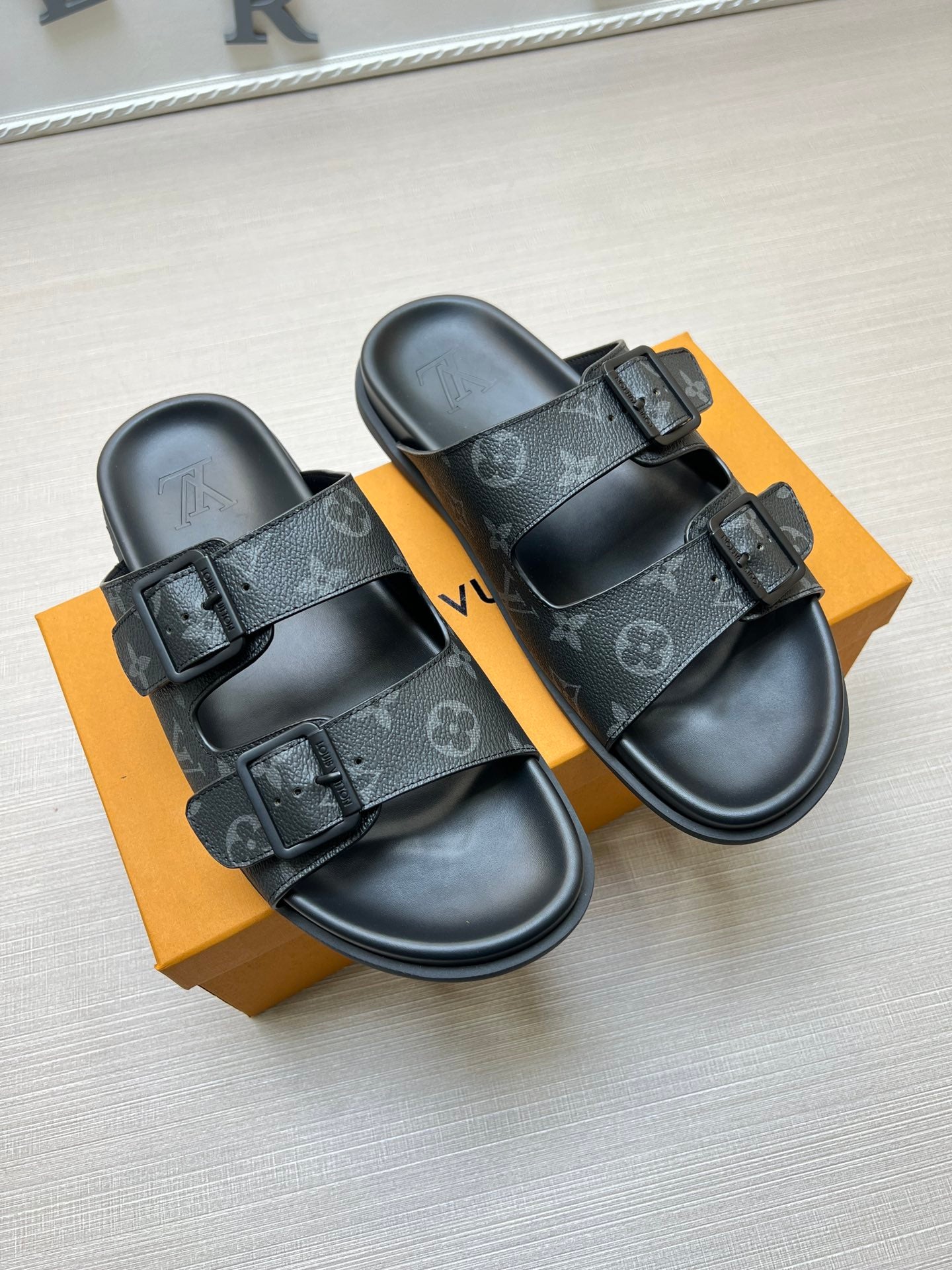 54E56ZDE Stylish slippers