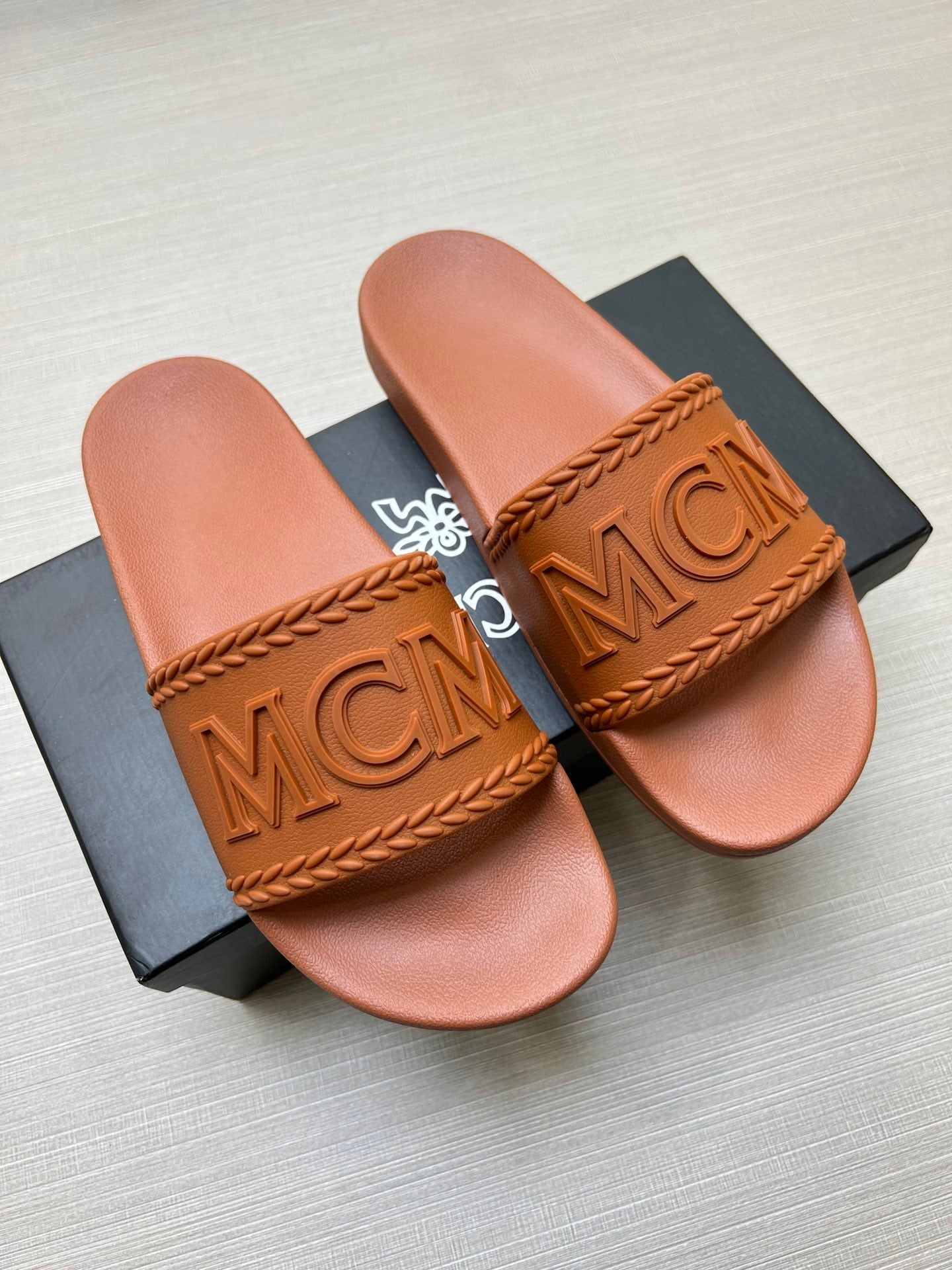 54M42ZDE Stylish slippers