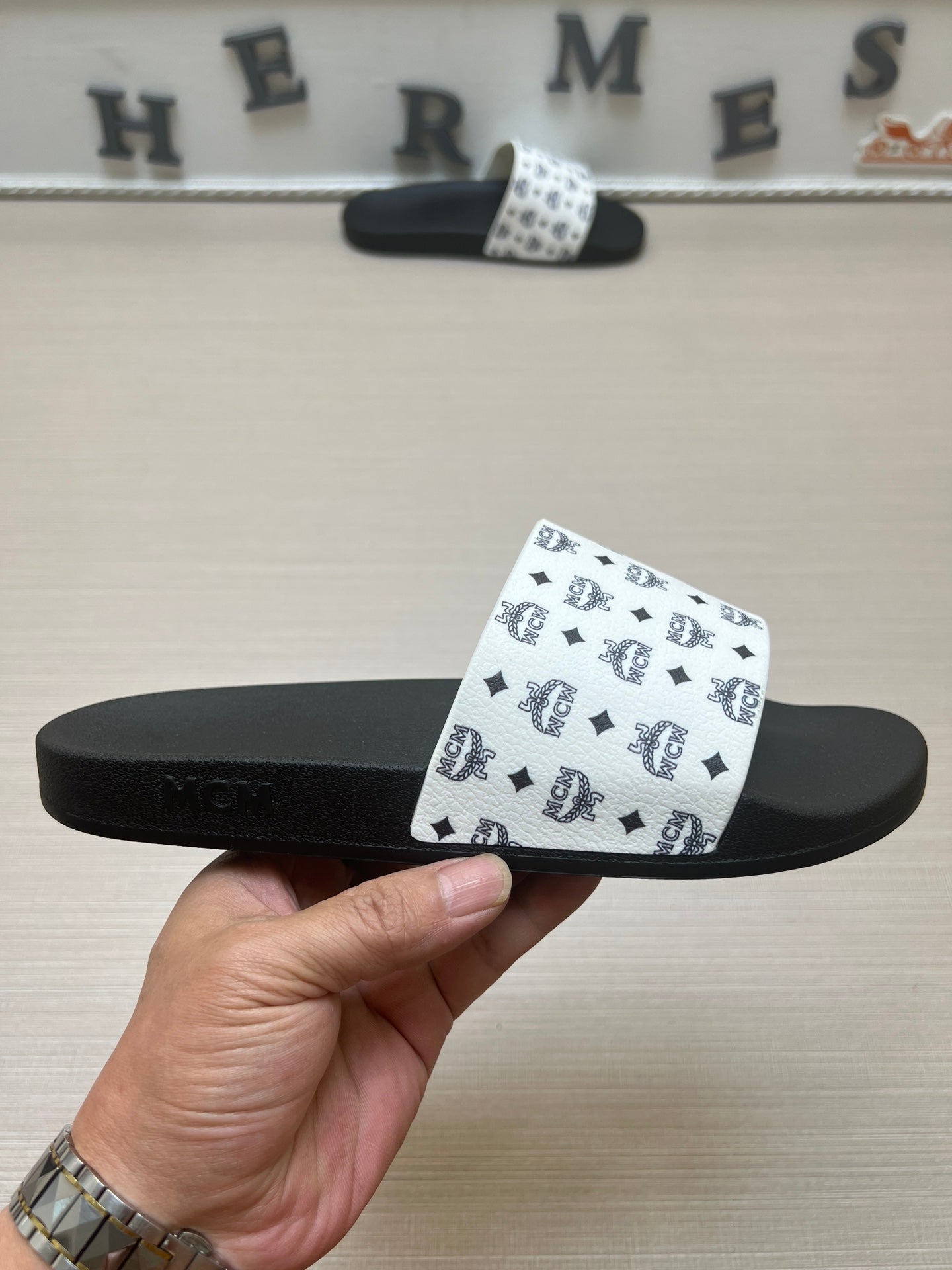 54M46ZDE Stylish slippers