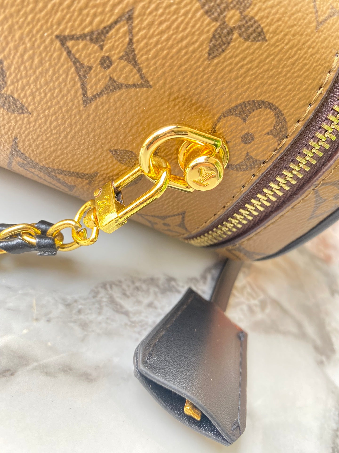 2XE121BDE Stylish leather bag