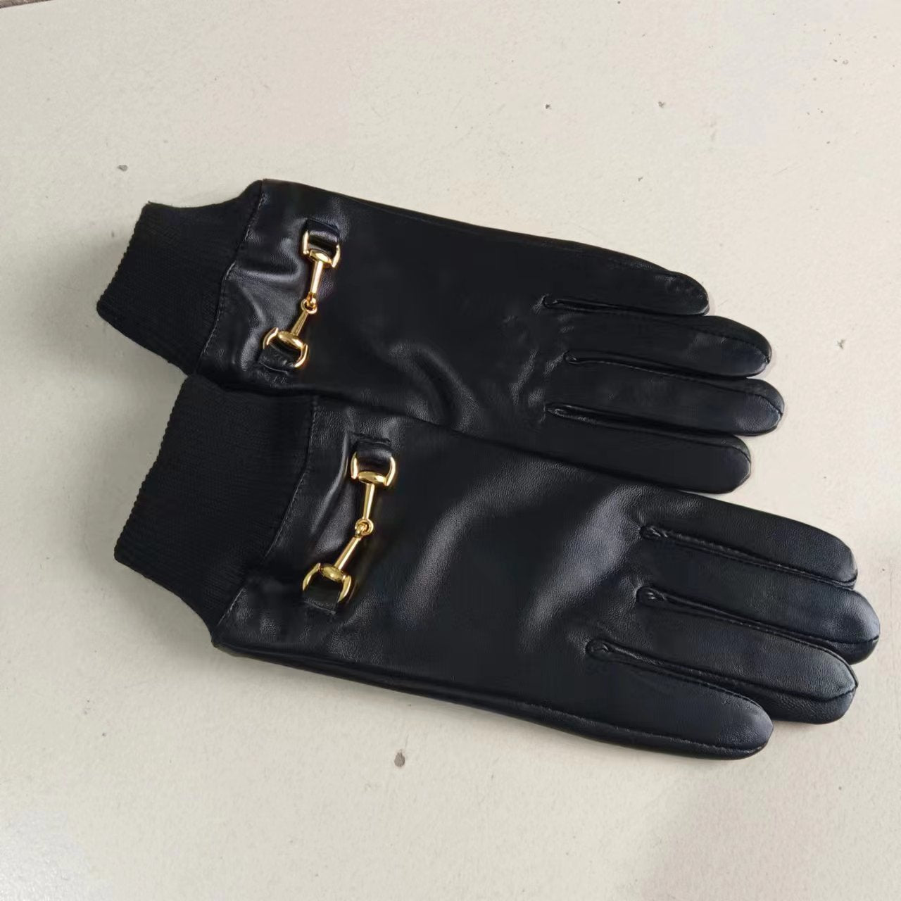 24A87SDE Stylish gloves