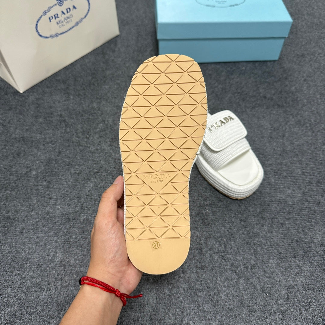 14PD24ZDE Stylish slippers