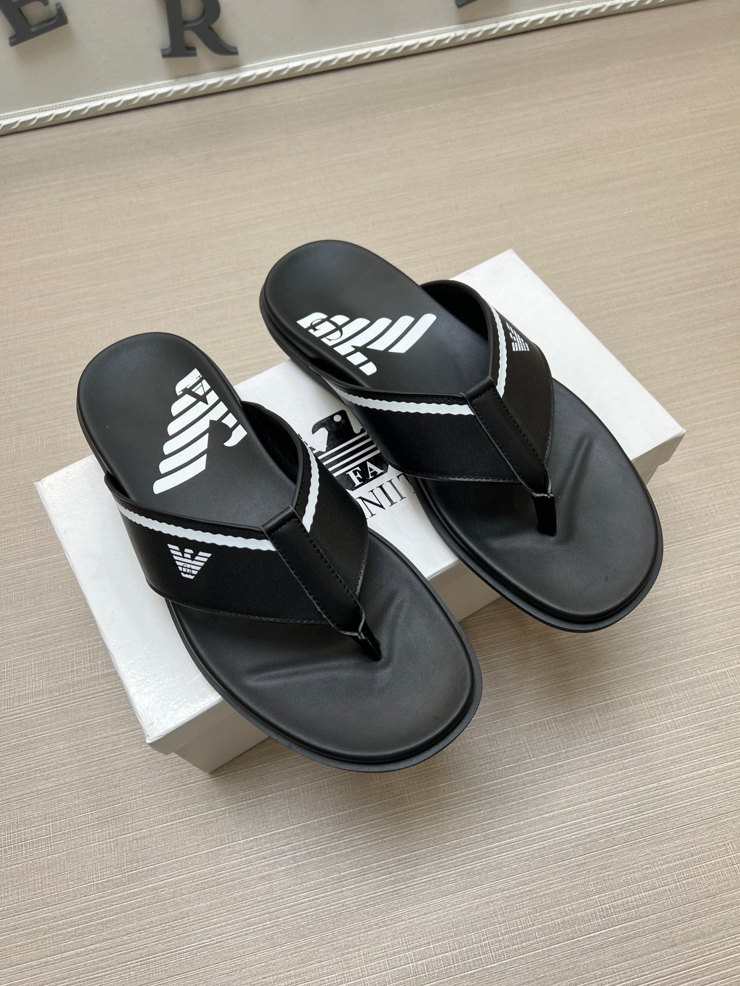 54A102ZDE Stylish slippers