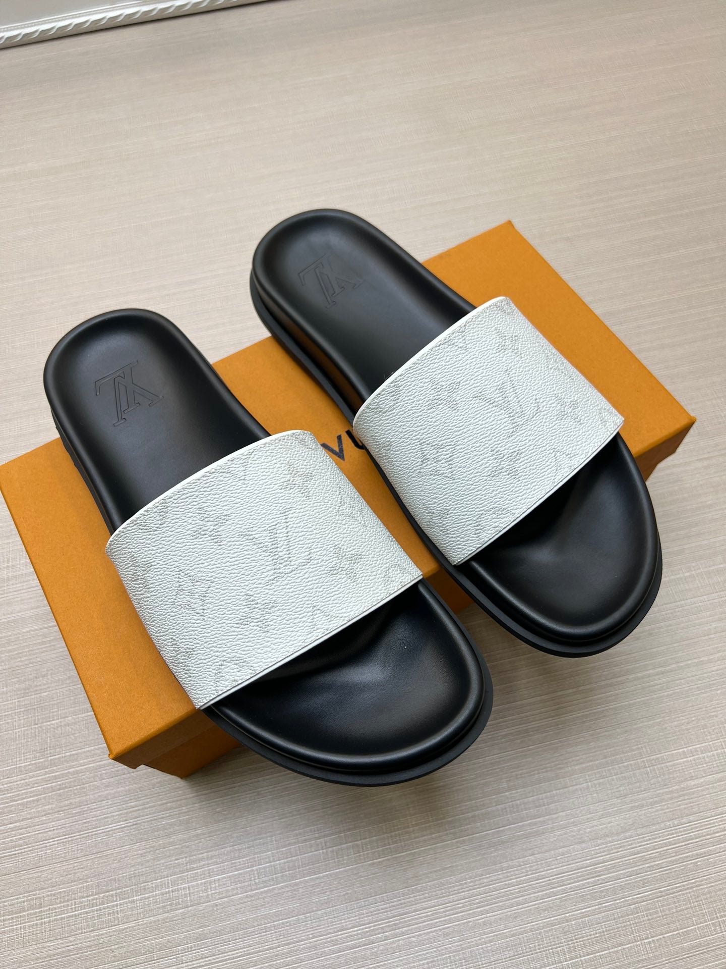 54E58ZDE Stylish slippers
