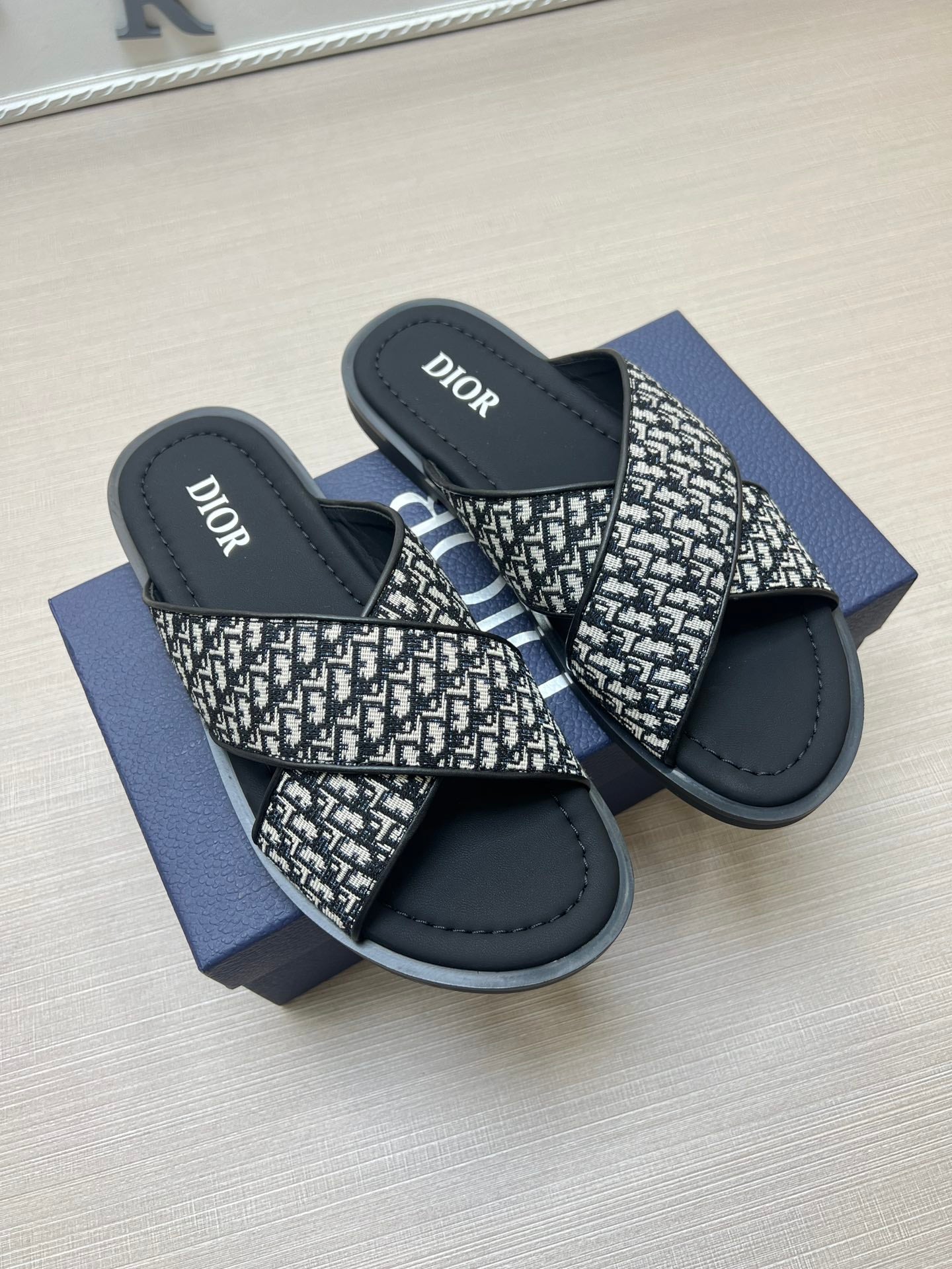 54D81ZDE Stylish slippers