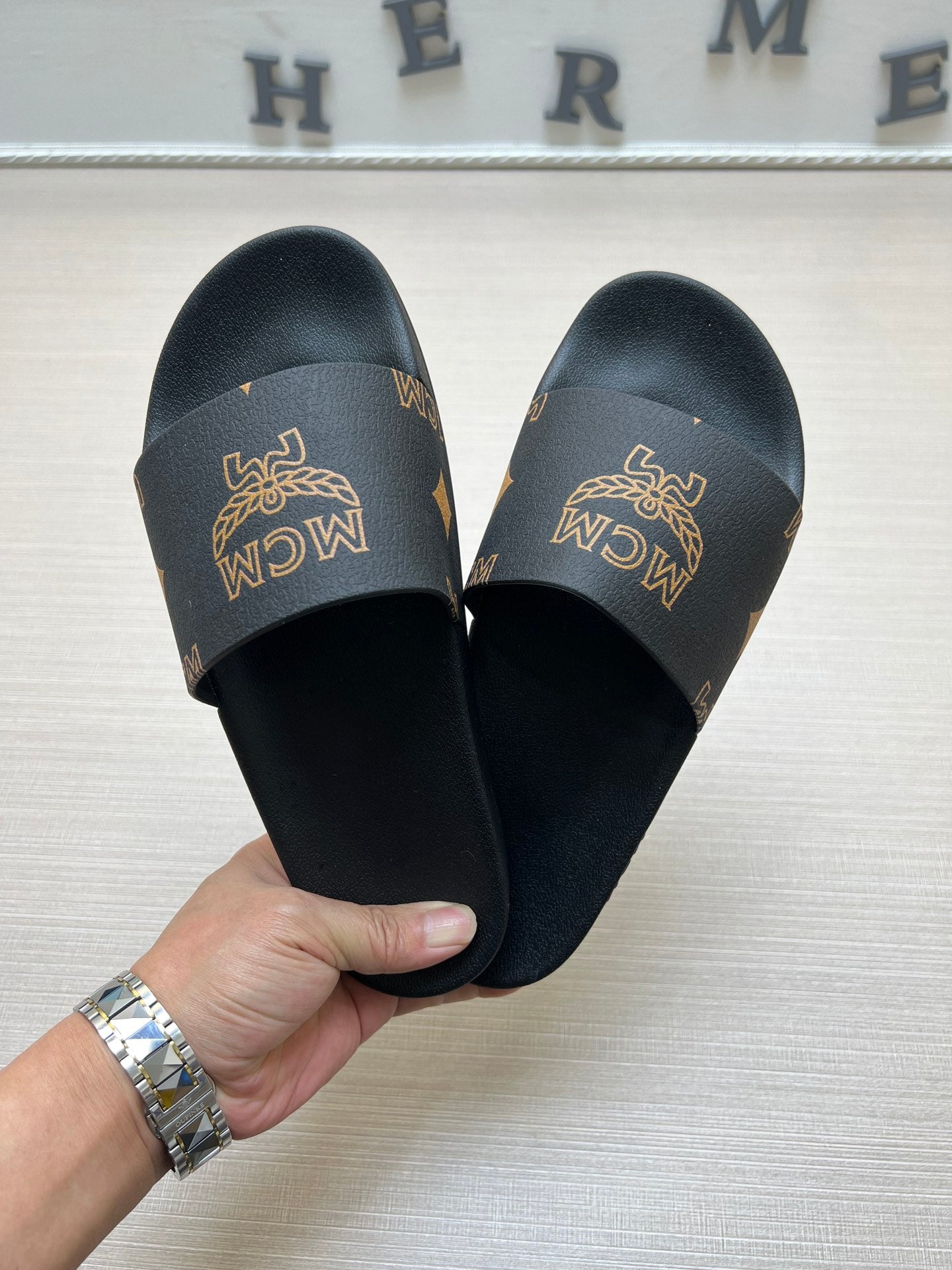 54M43ZDE Stylish slippers