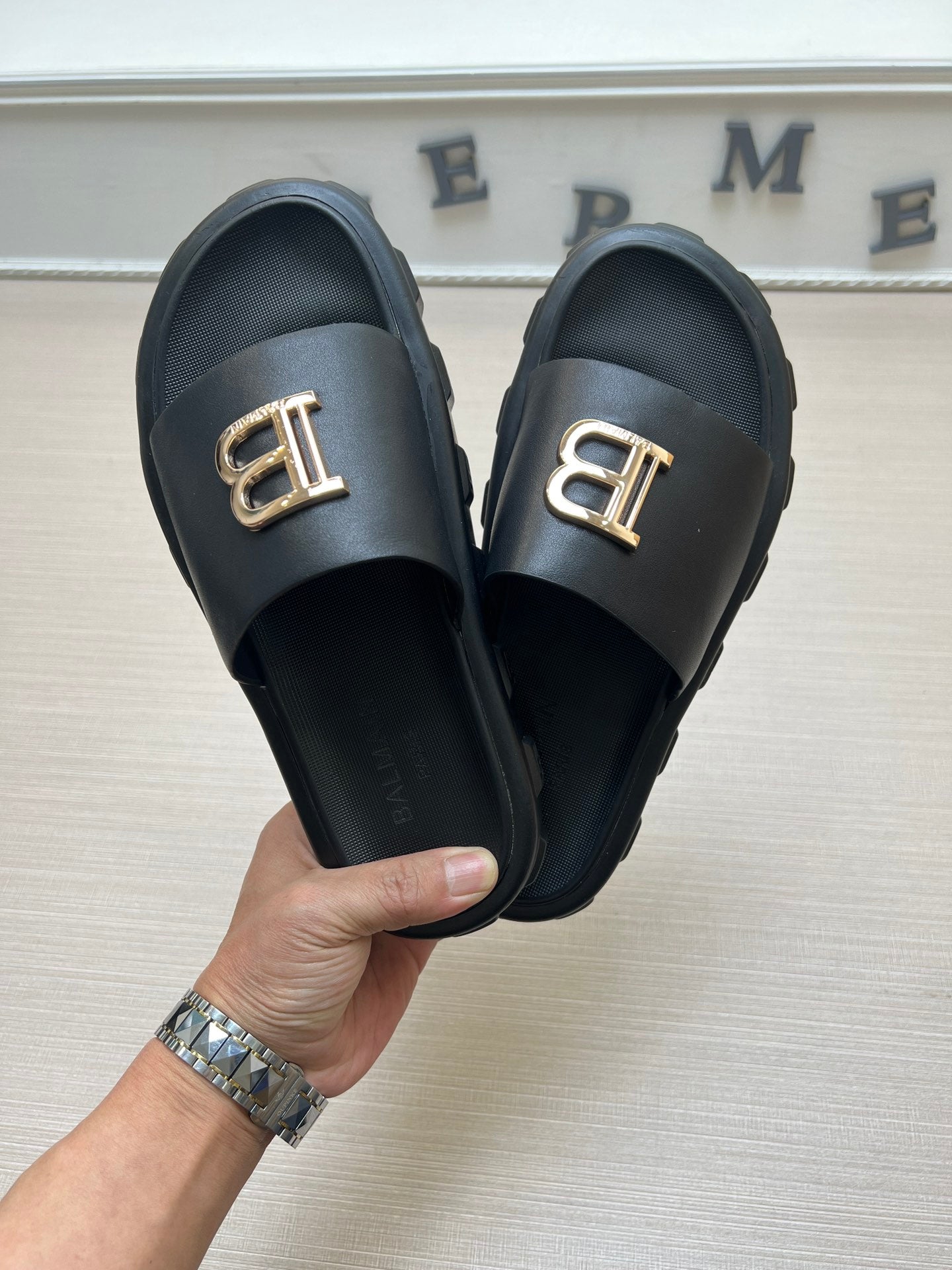 54A110ZDE Stylish slippers
