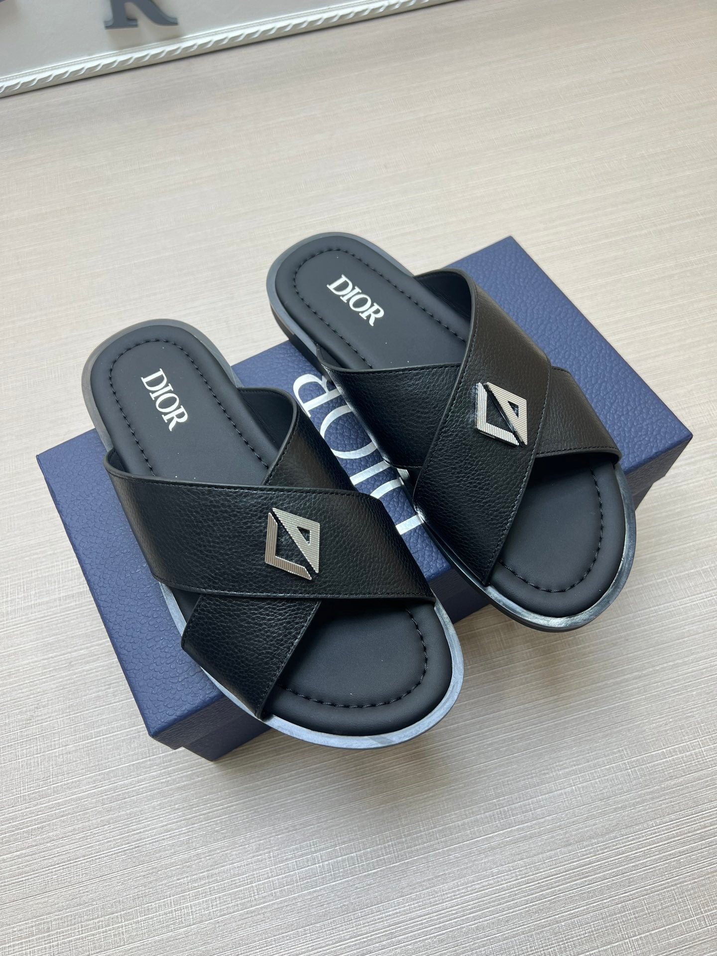 54D77ZDE Stylish slippers