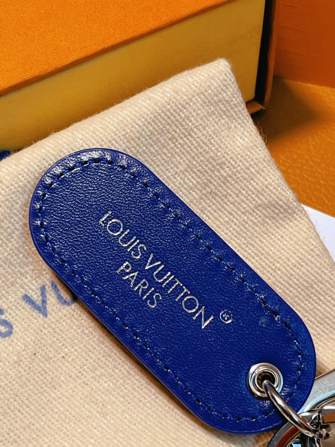 14E61ADE Stylish key closure