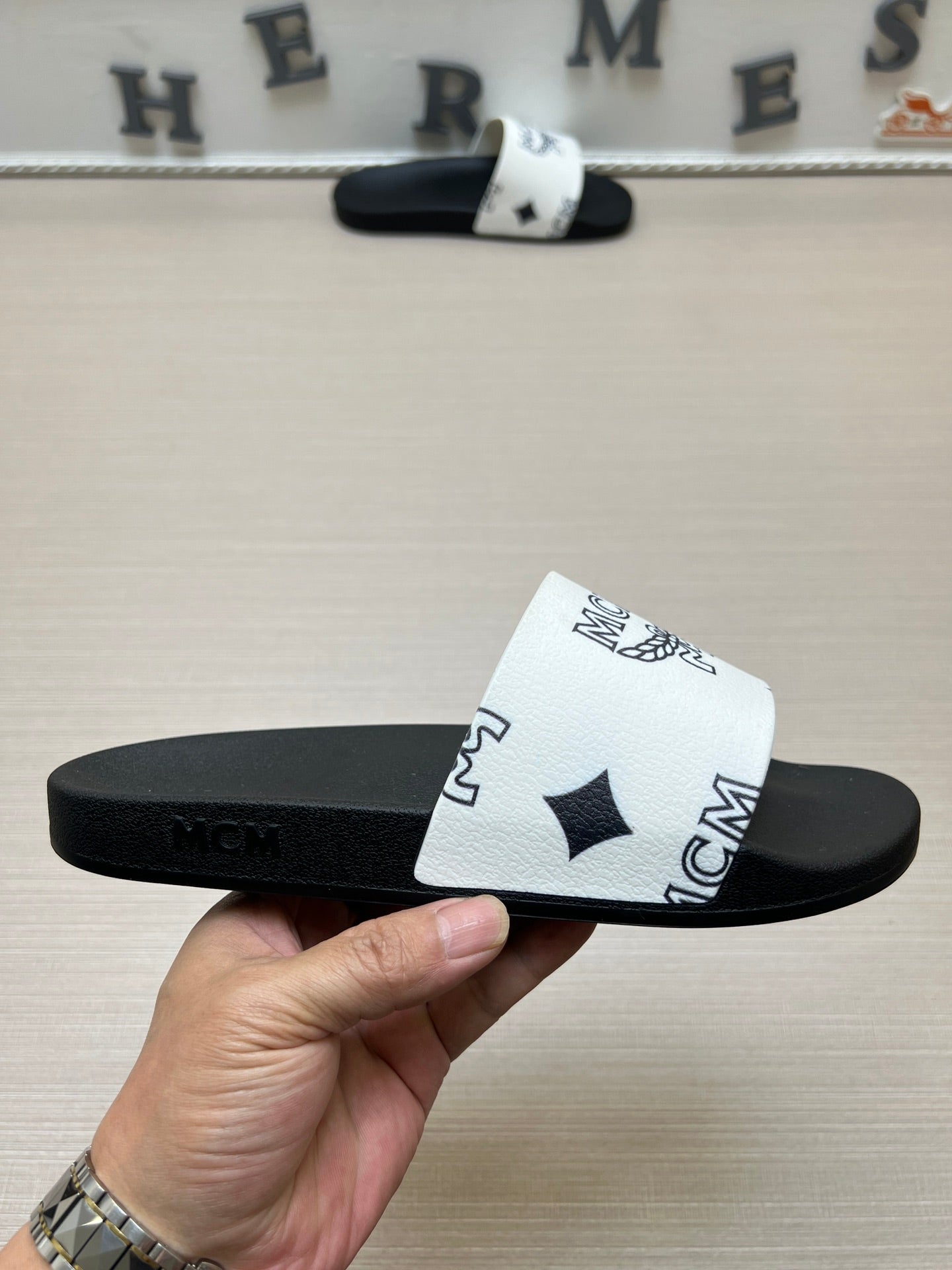 54M43ZDE Stylish slippers