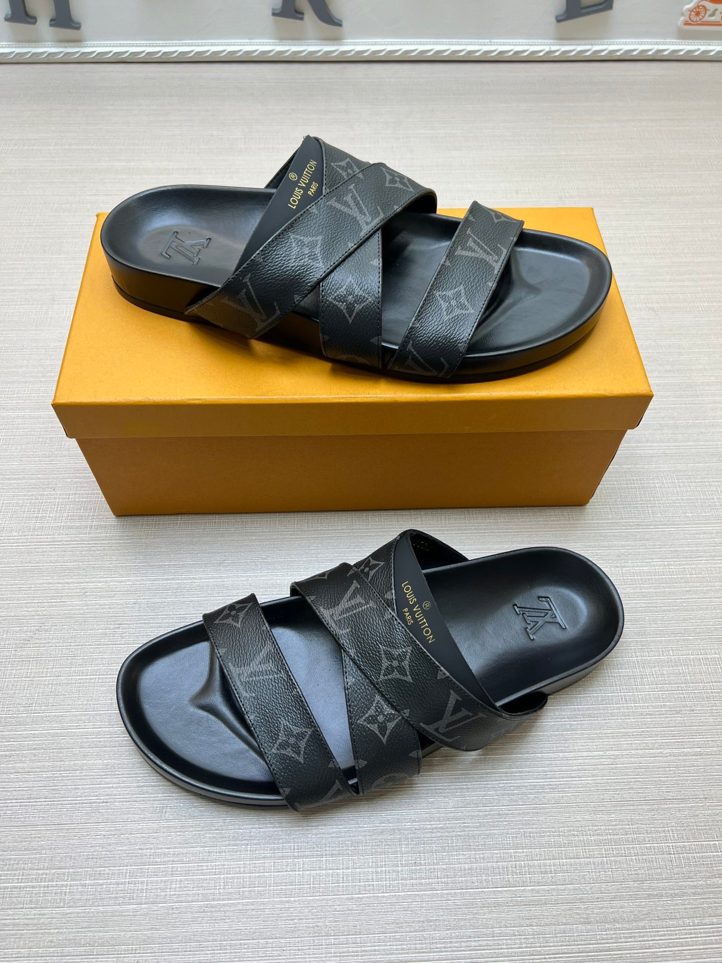 54E89ZDE Stylish slippers