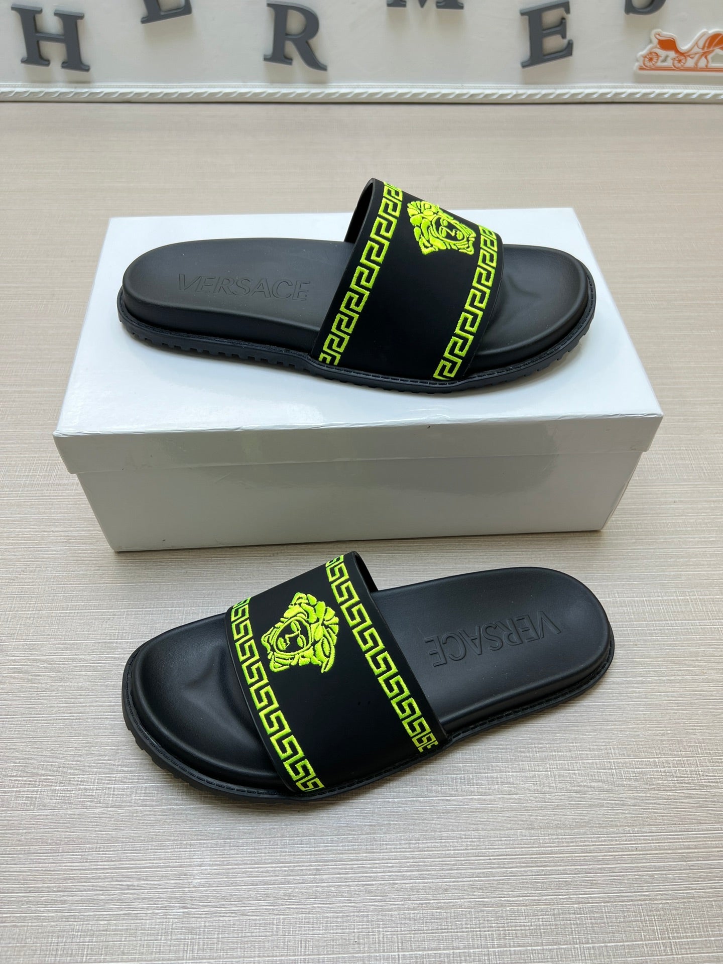 54V53ZDE Stylish slippers