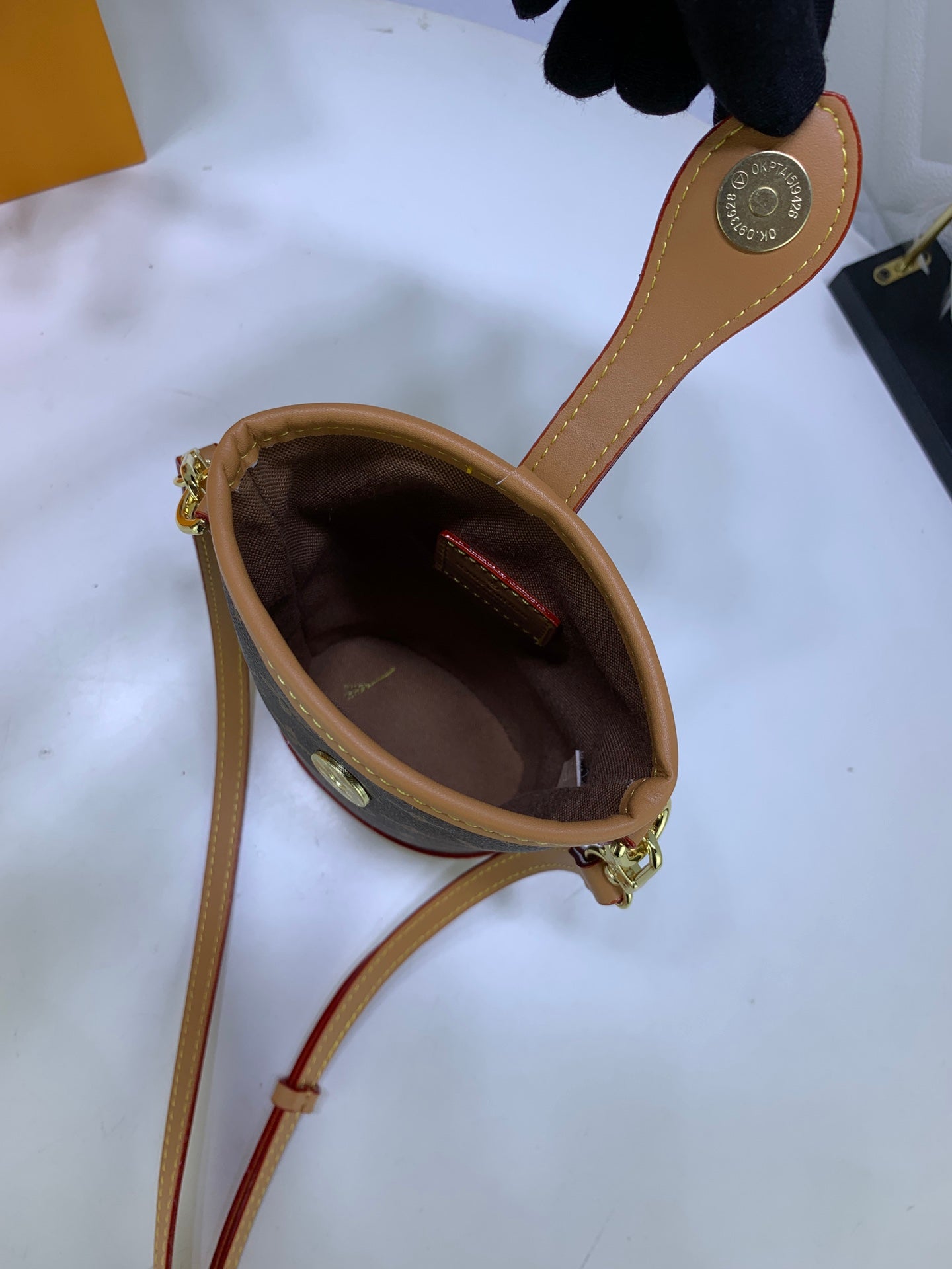 2WE48BDE Stylish leather bag