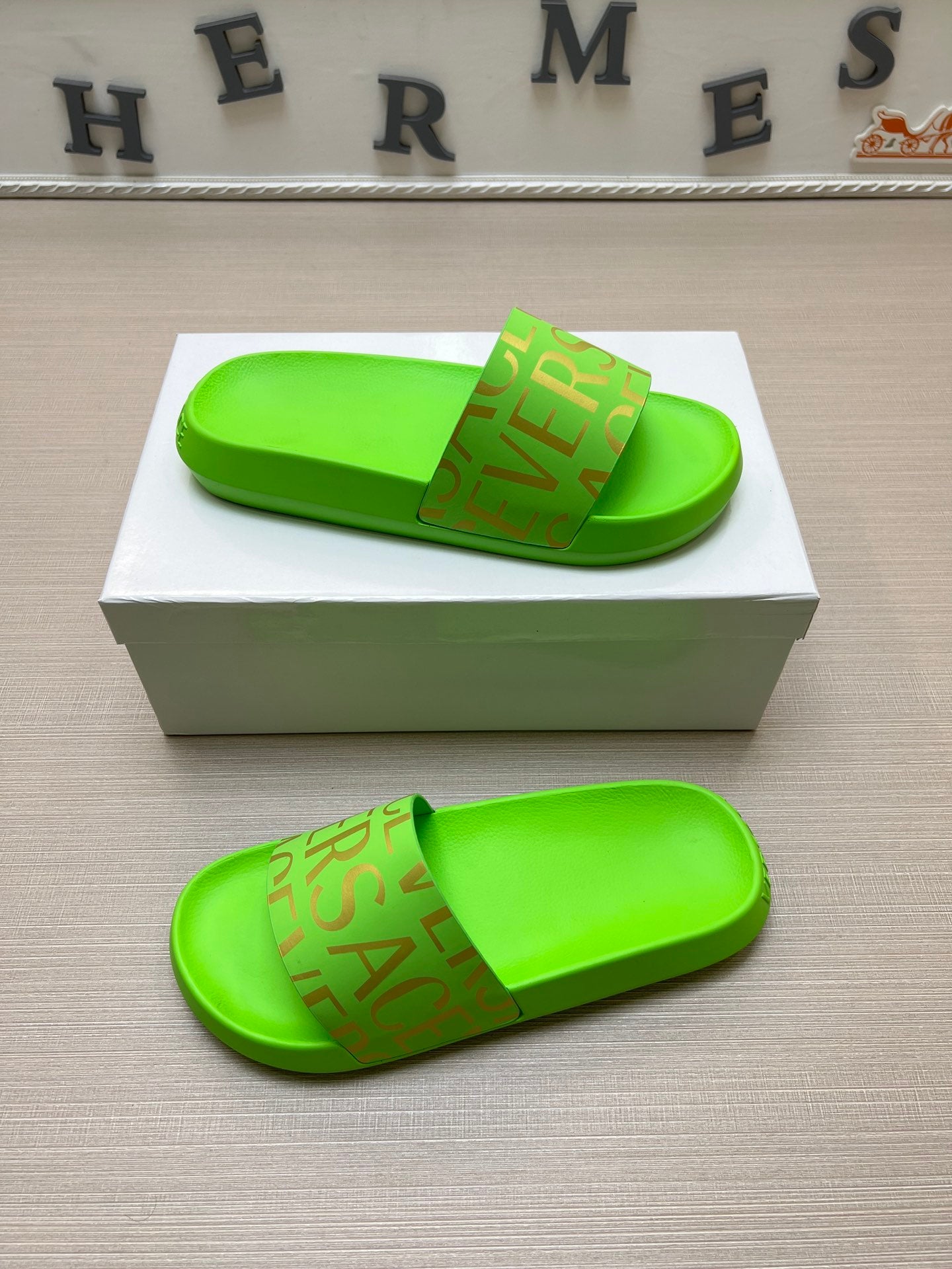 54V108ZDE Stylish slippers