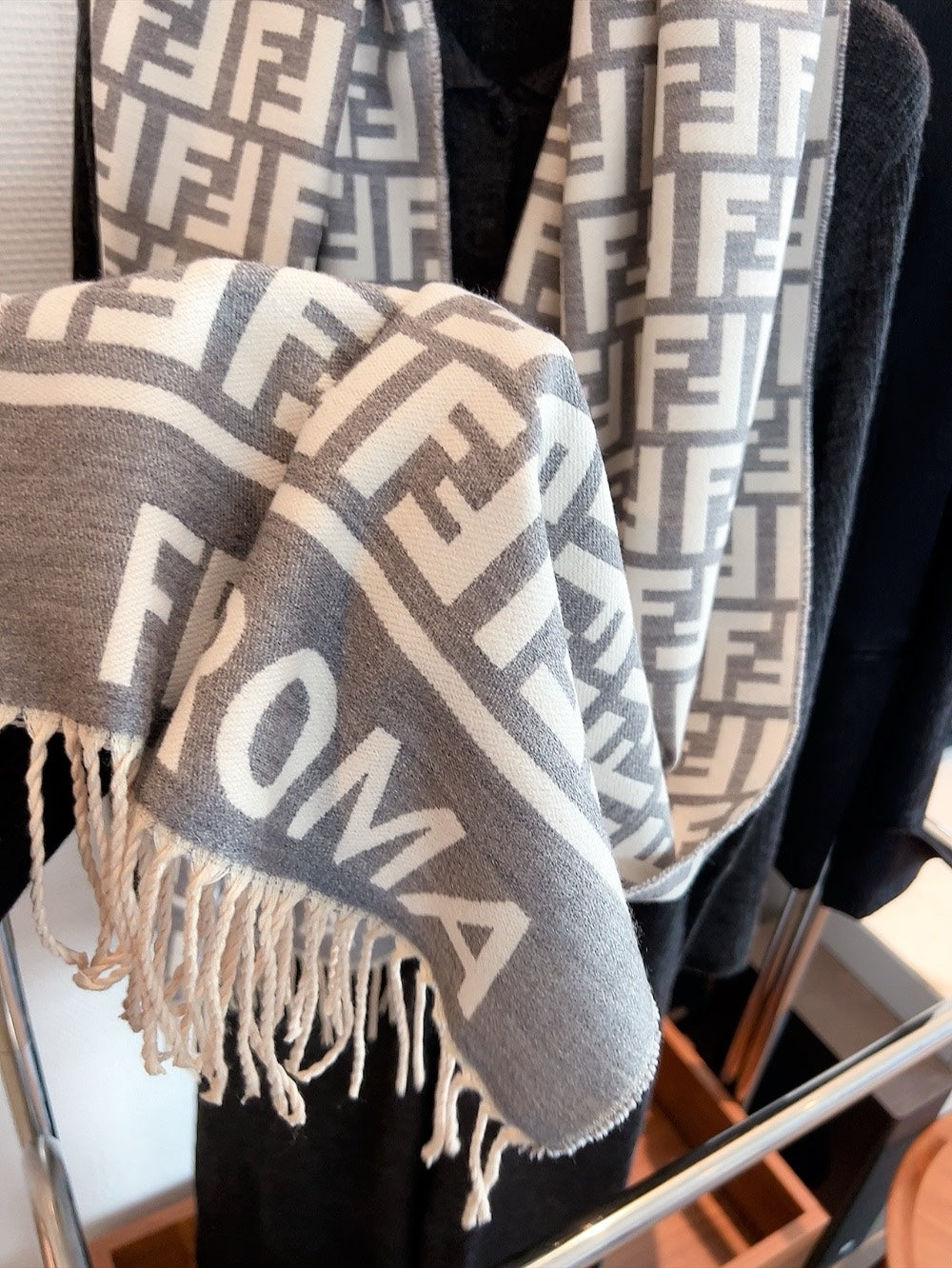 185ZF12WDE Stylish Winter Scarves