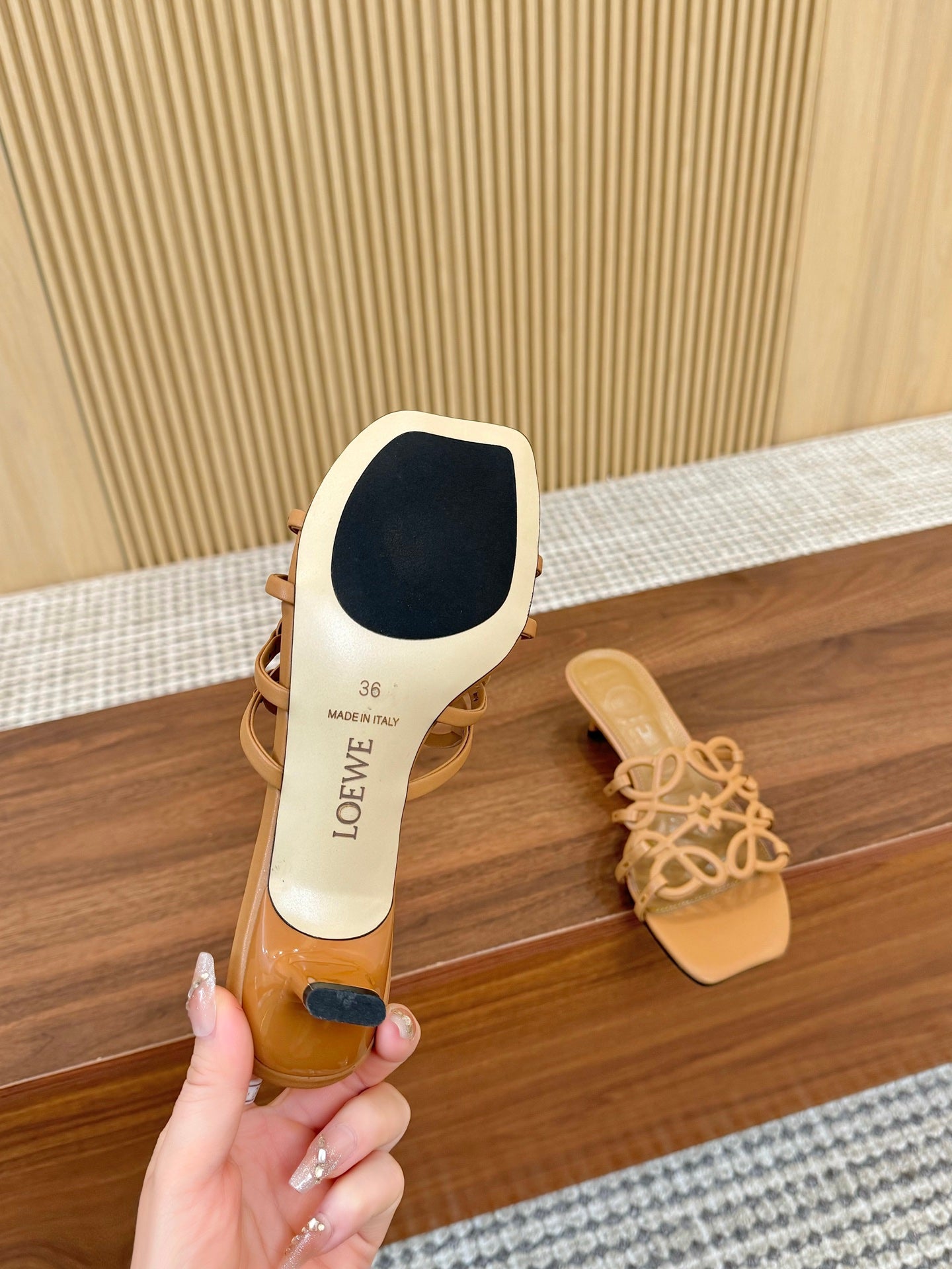 255QA33ZDE Stylish leather Slippers
