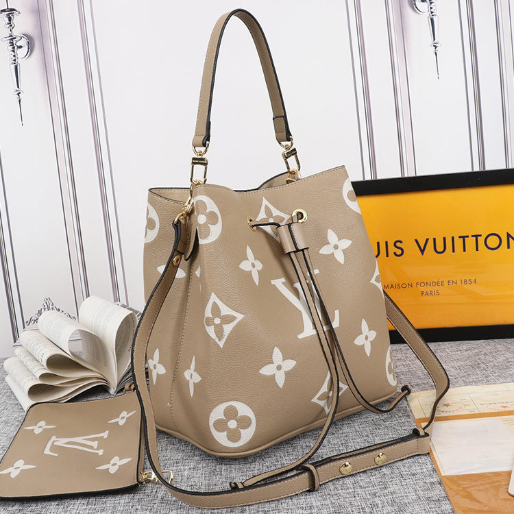 2E04BDE Stylish leather bag