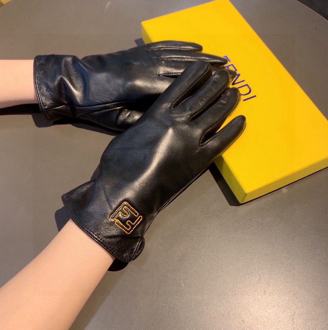 14F12SDE Stylish sheepskin gloves