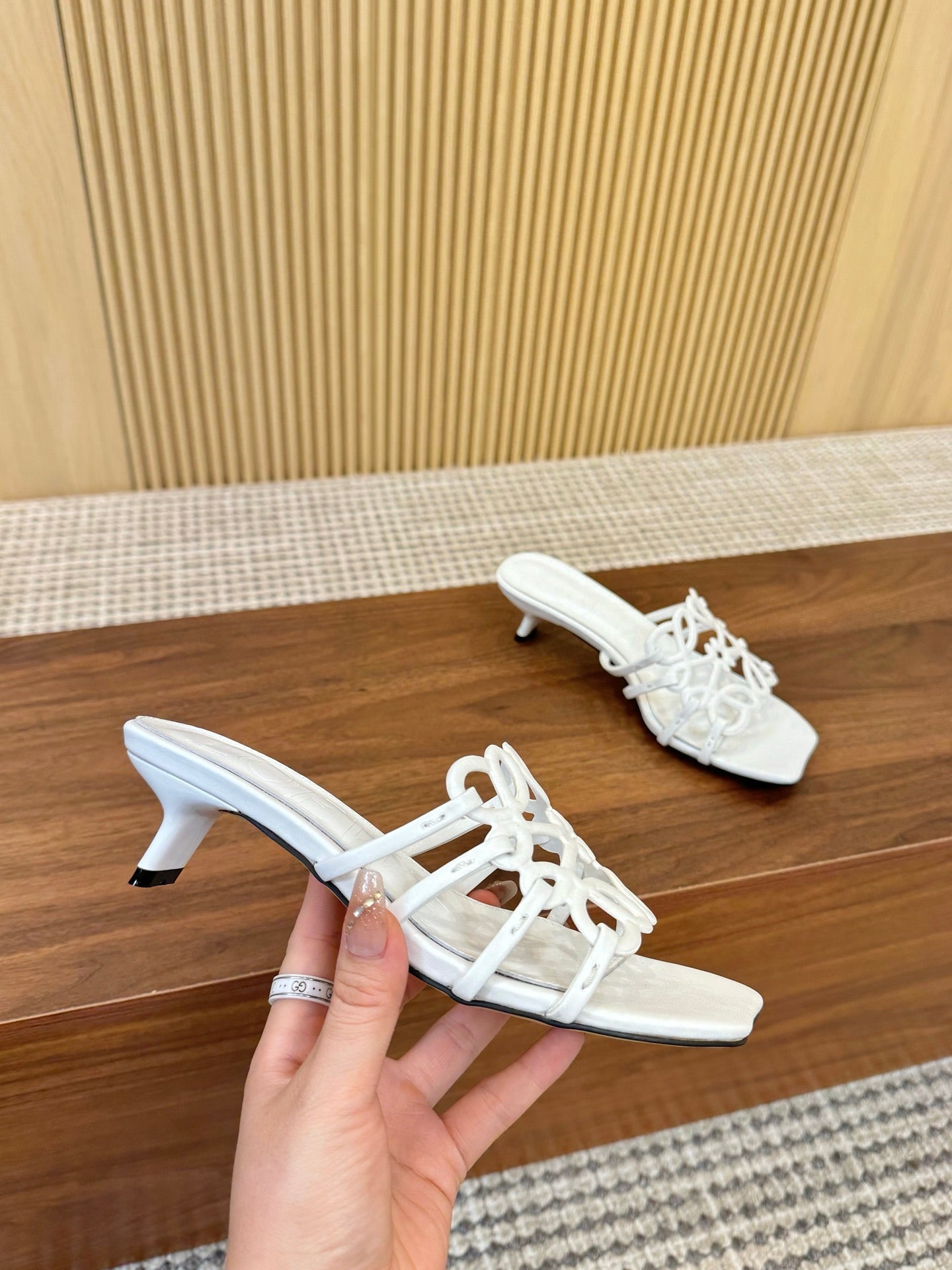 255QA33ZDE Stylish leather Slippers