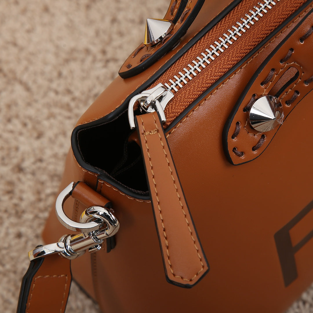 5F41BDE Stylish leather bag