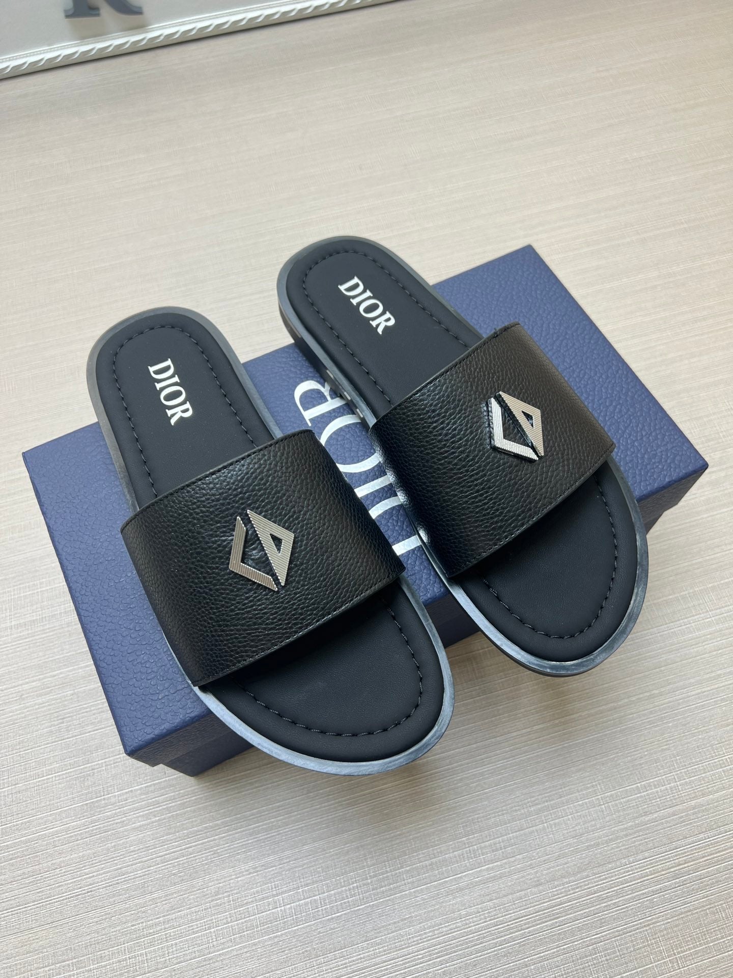 54D77ZDE Stylish slippers