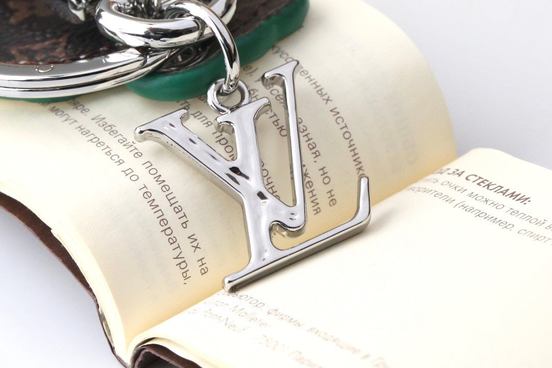 3RE24ADE Stylish key closure