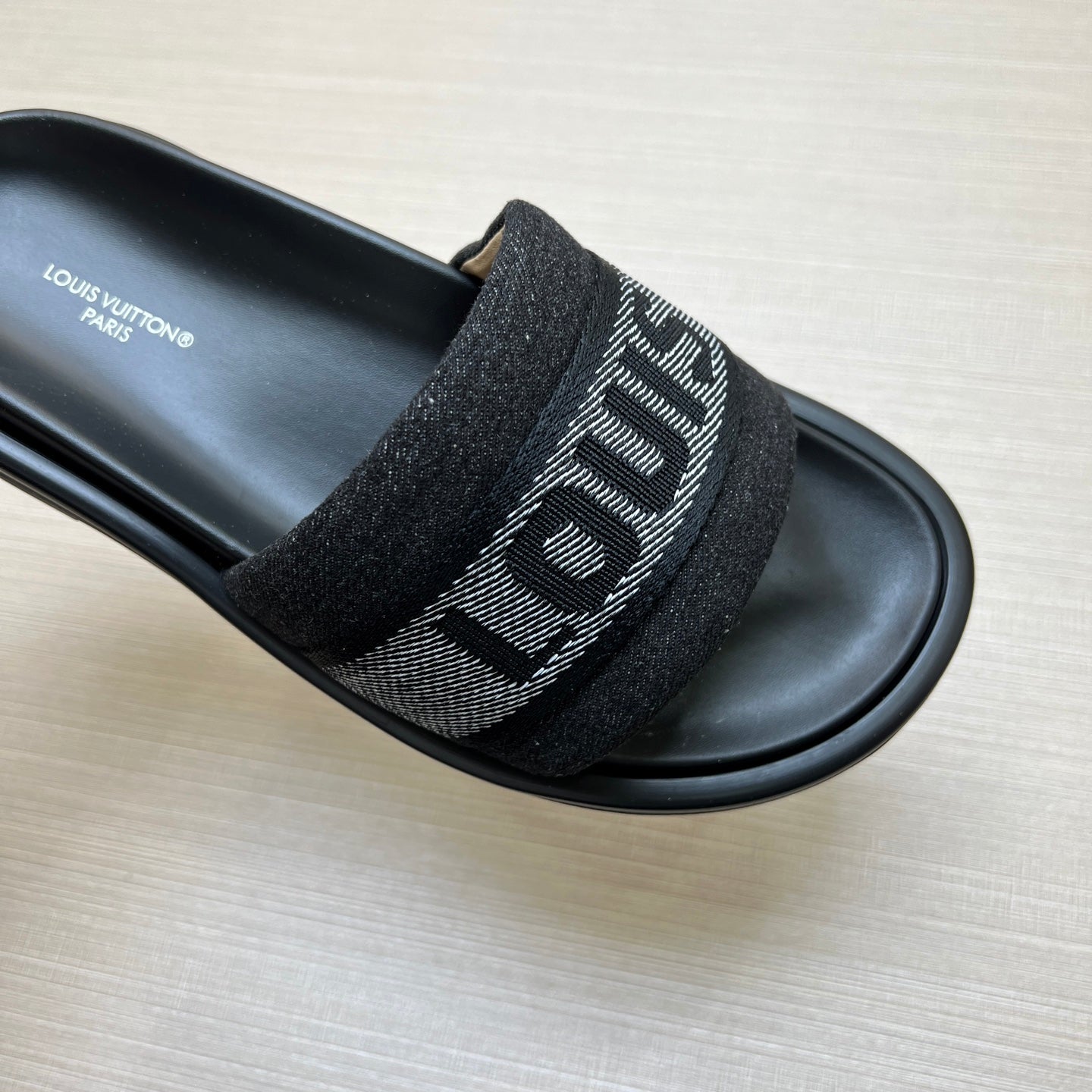 535ZE300ZDE Stylish Slippers