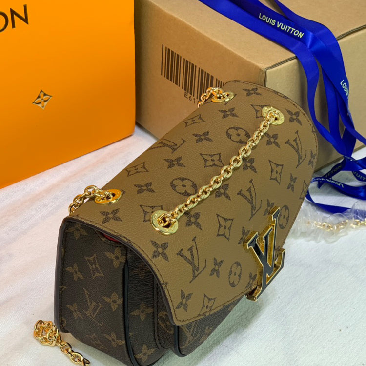 AE113BDE Stylish leather bag