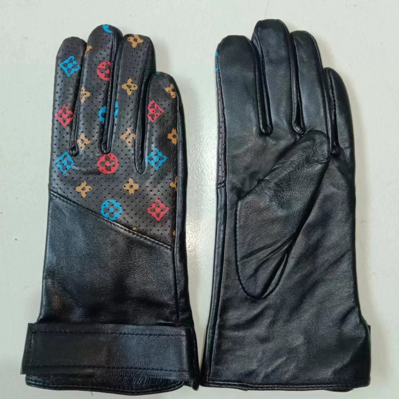 24E90SDE Stylish gloves