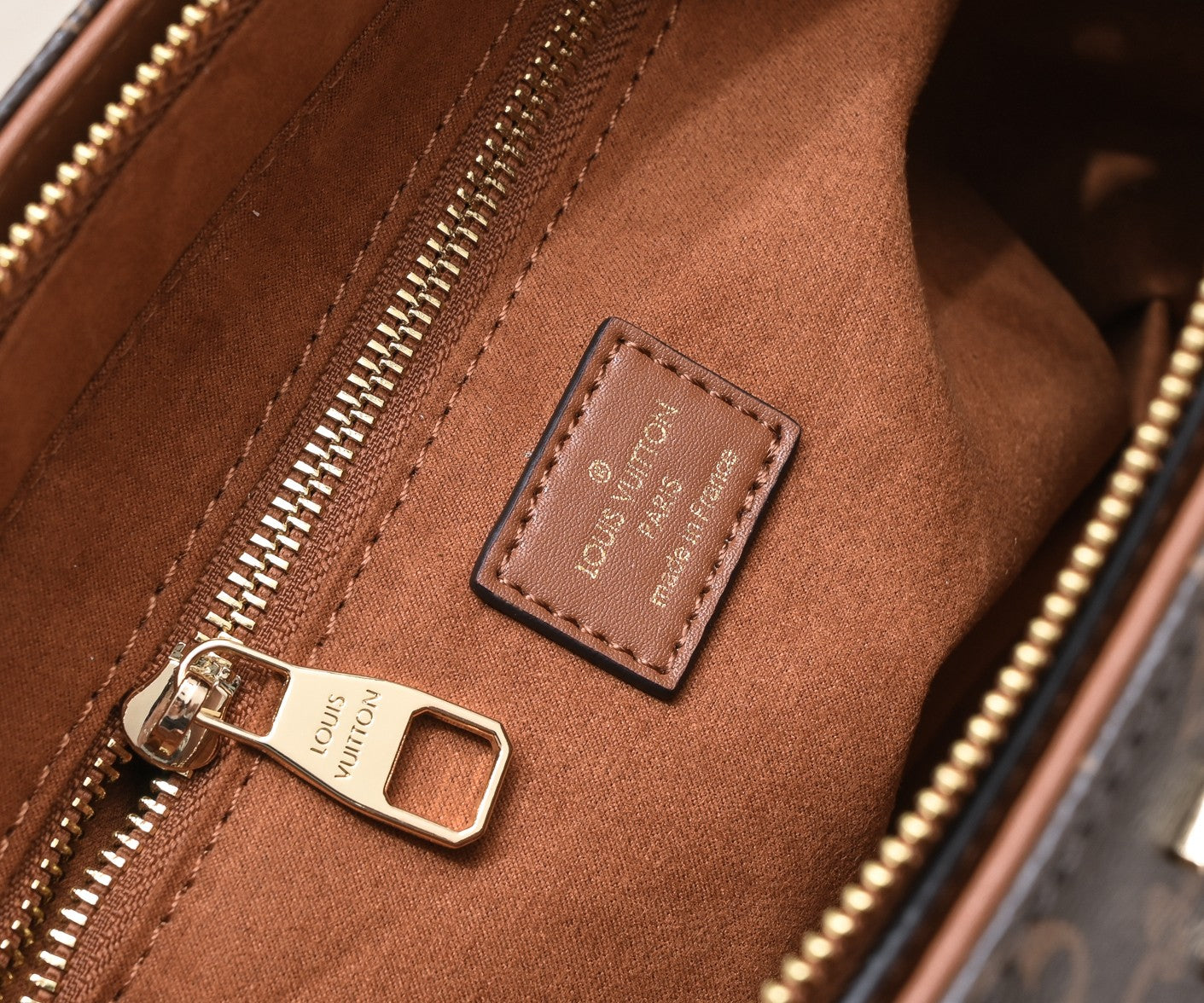 165NE102BDE Stylish leather bag