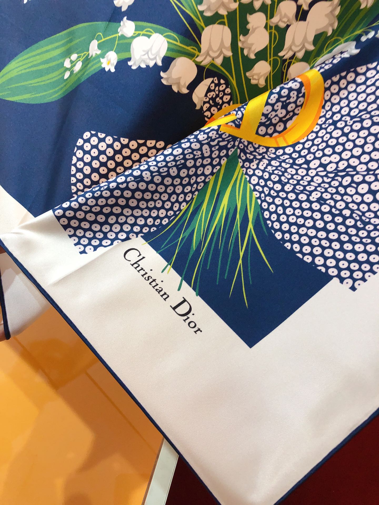 155ND7WDE Stylish Silk Scarve