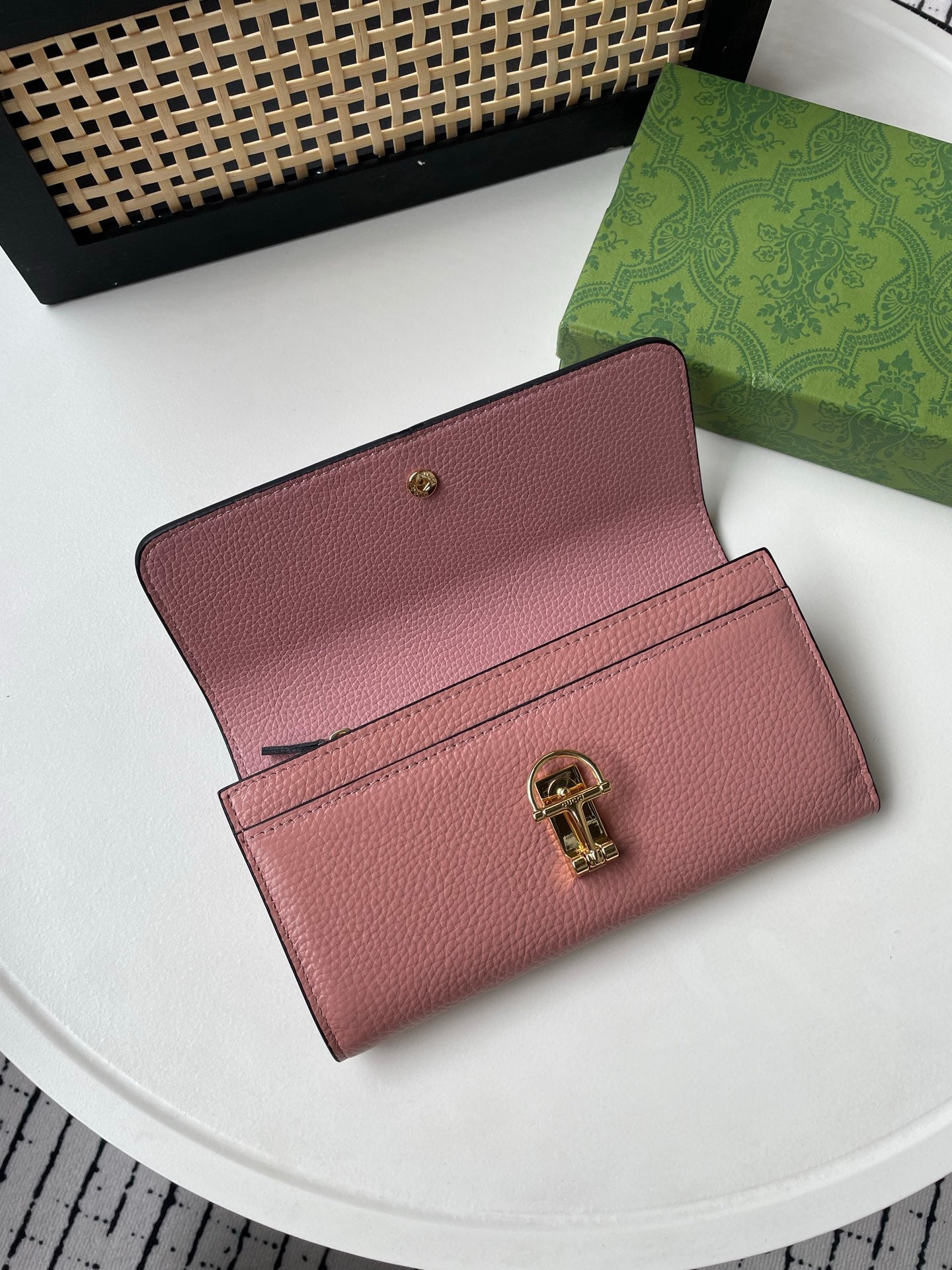 15RB72BDE Stylish leather bag