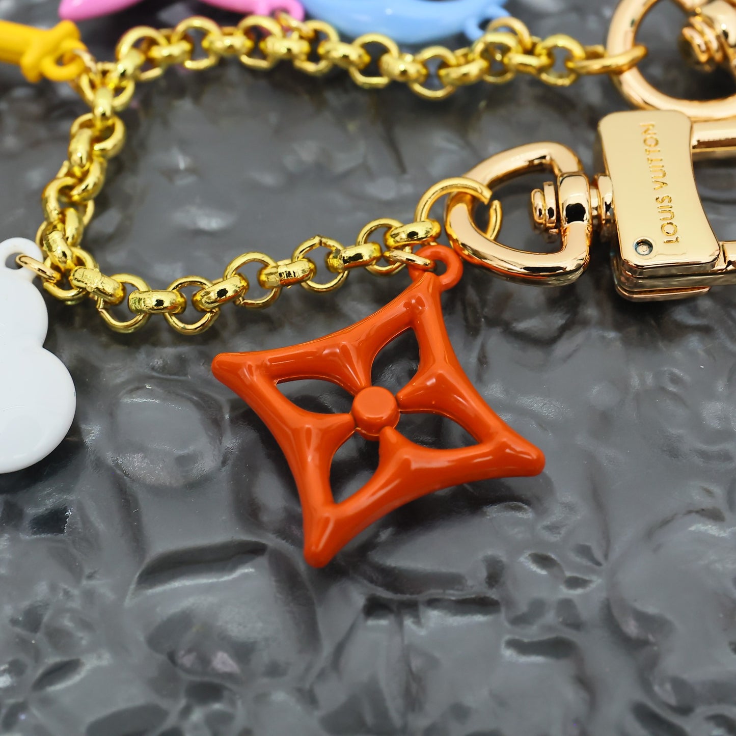 14E54ADE Stylish key closure