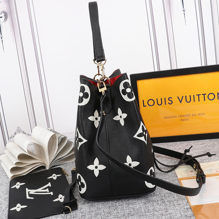 2E04BDE Stylish leather bag