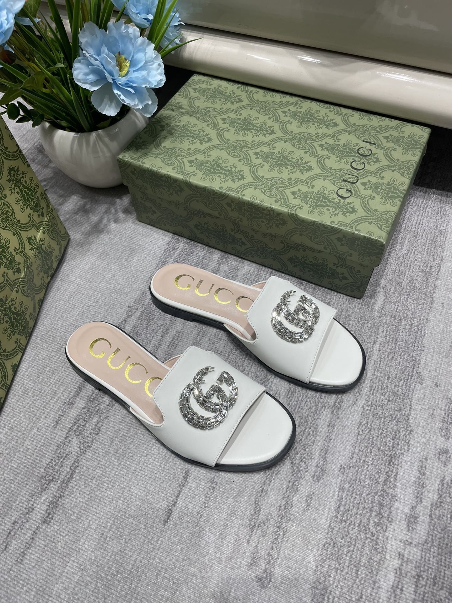 14B30ZDE Stylish slippers
