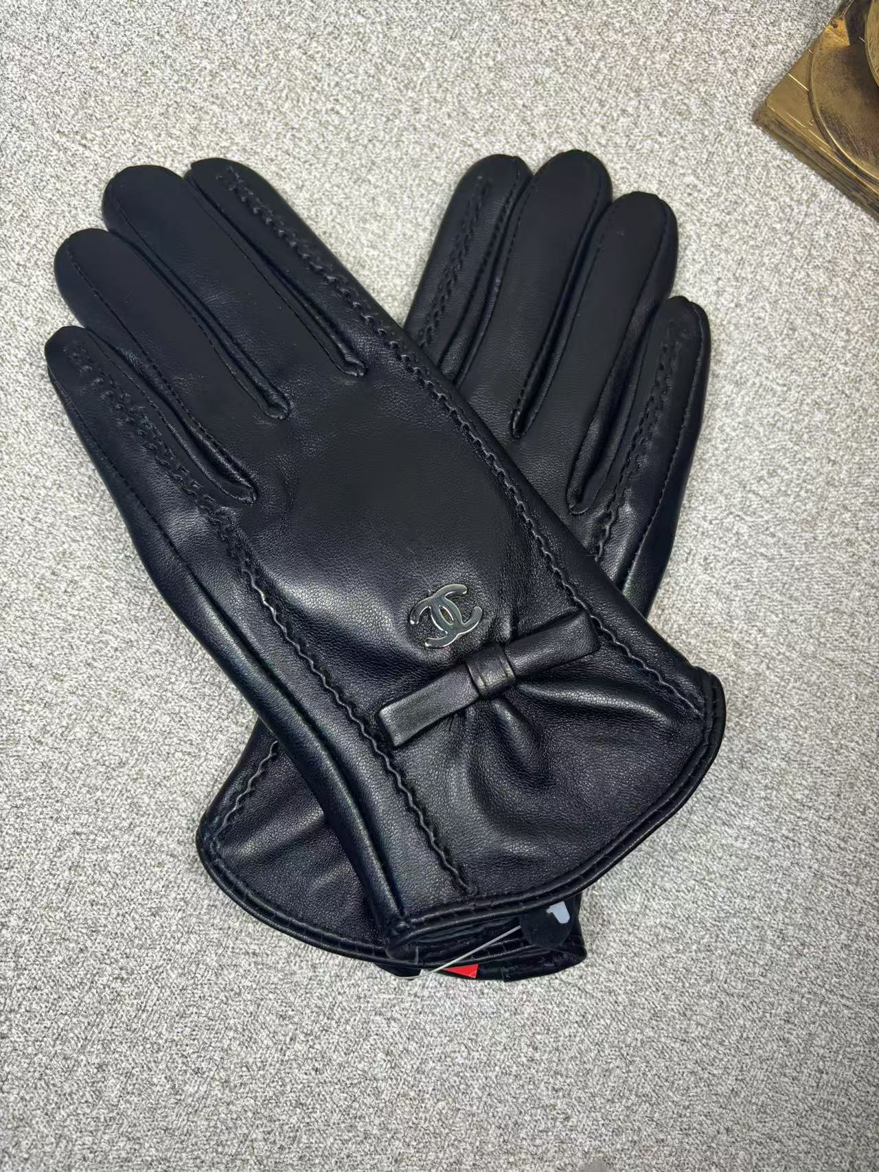 24C101SDE Stylish gloves