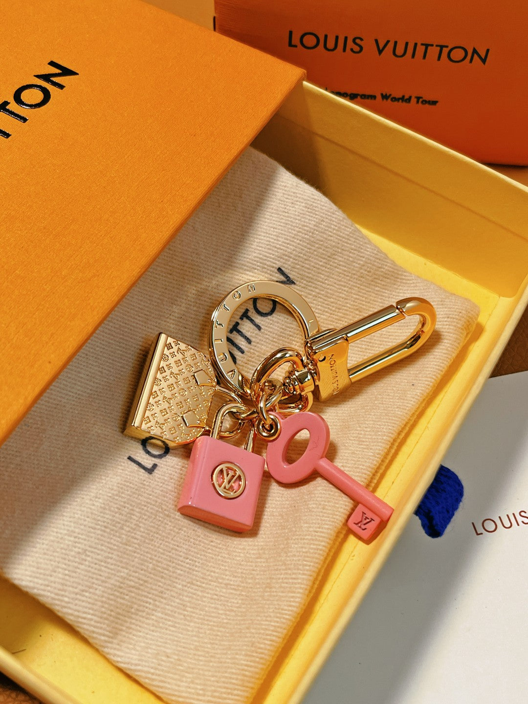 14E43ADE Stylish key closure
